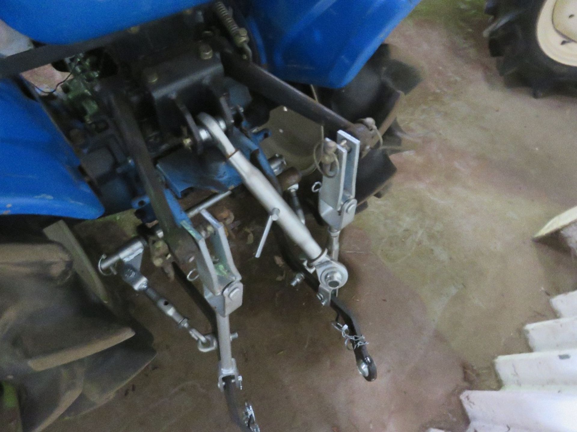 ISEKI TX1210 2WD COMPACT TRACTOR WITH REAR LINKAGE WHEN TESTED WAS SEEN TO START, DRIVE, STEER AND B - Image 4 of 4