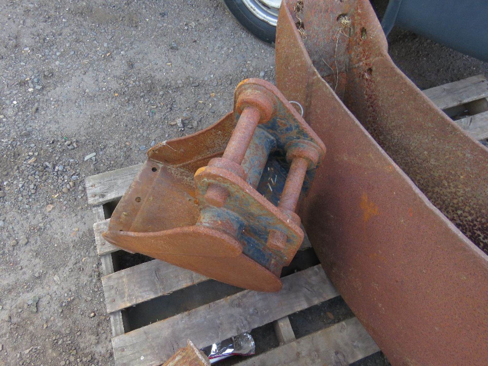 GRADING BUCKET PLUS 3 X OTHER BUCKETS FOR A MINI DIGGER - Image 4 of 5