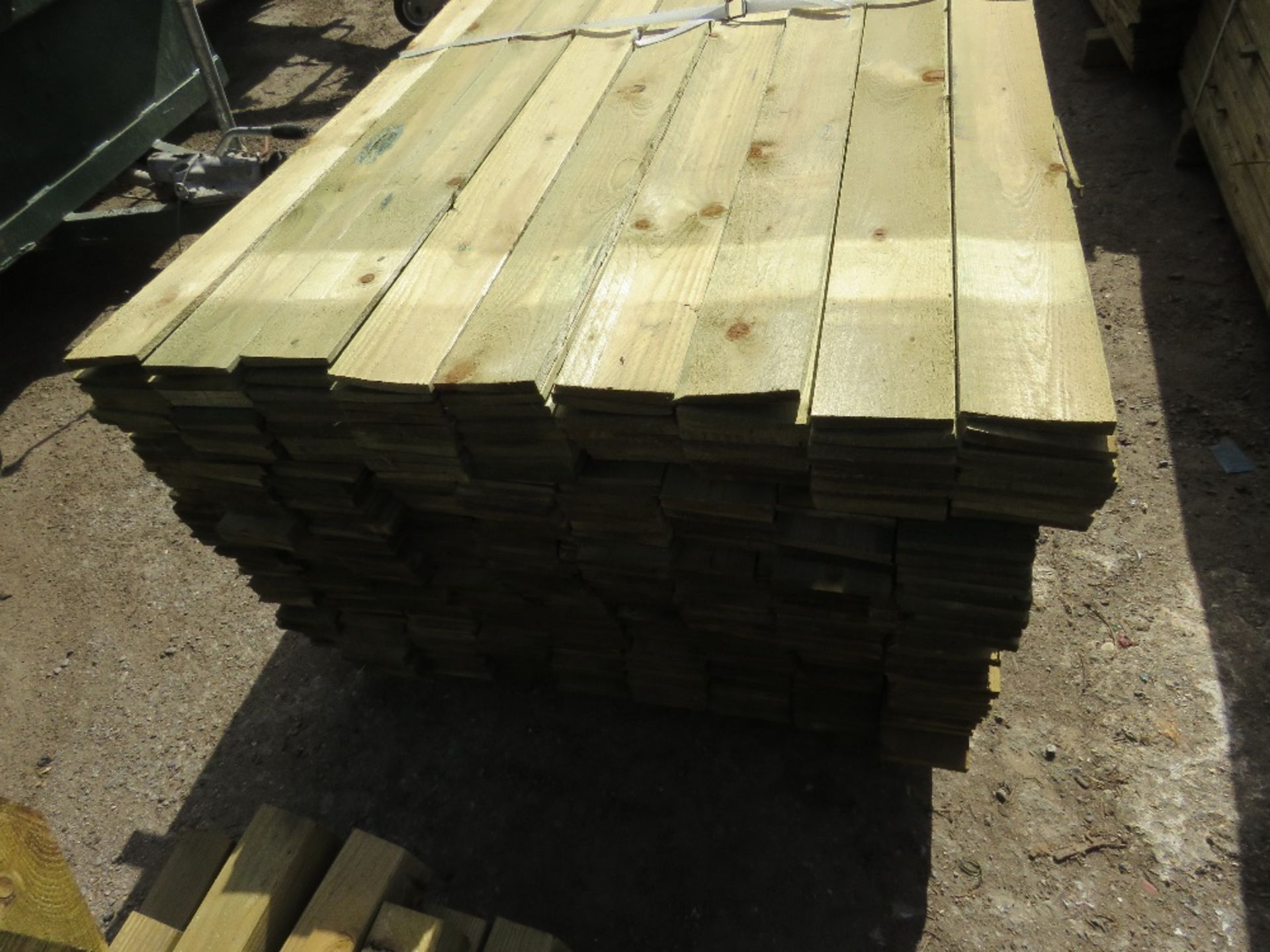 1 X PACK OF FEATHER EDGE CLADDING TIMBER @1.65M LENGTH X 10CM WIDTH APPROX - Image 2 of 2