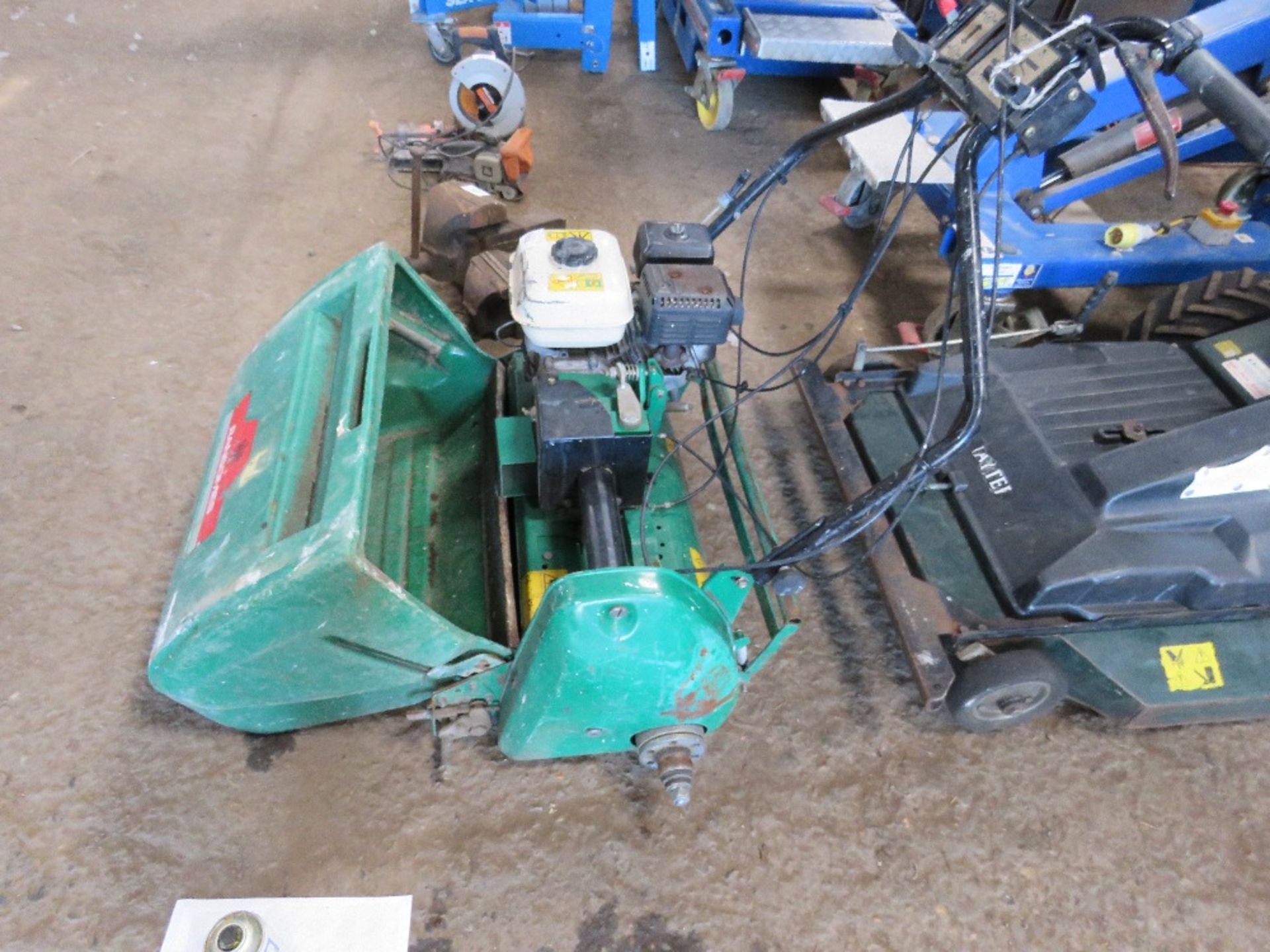 RANSOMES SUPER CERTES 6 CYLINDER MOWER. WHEN TESTED WAS SEEN TO START AND RUN BUT NO DRIVE TO ROLLER - Image 3 of 5