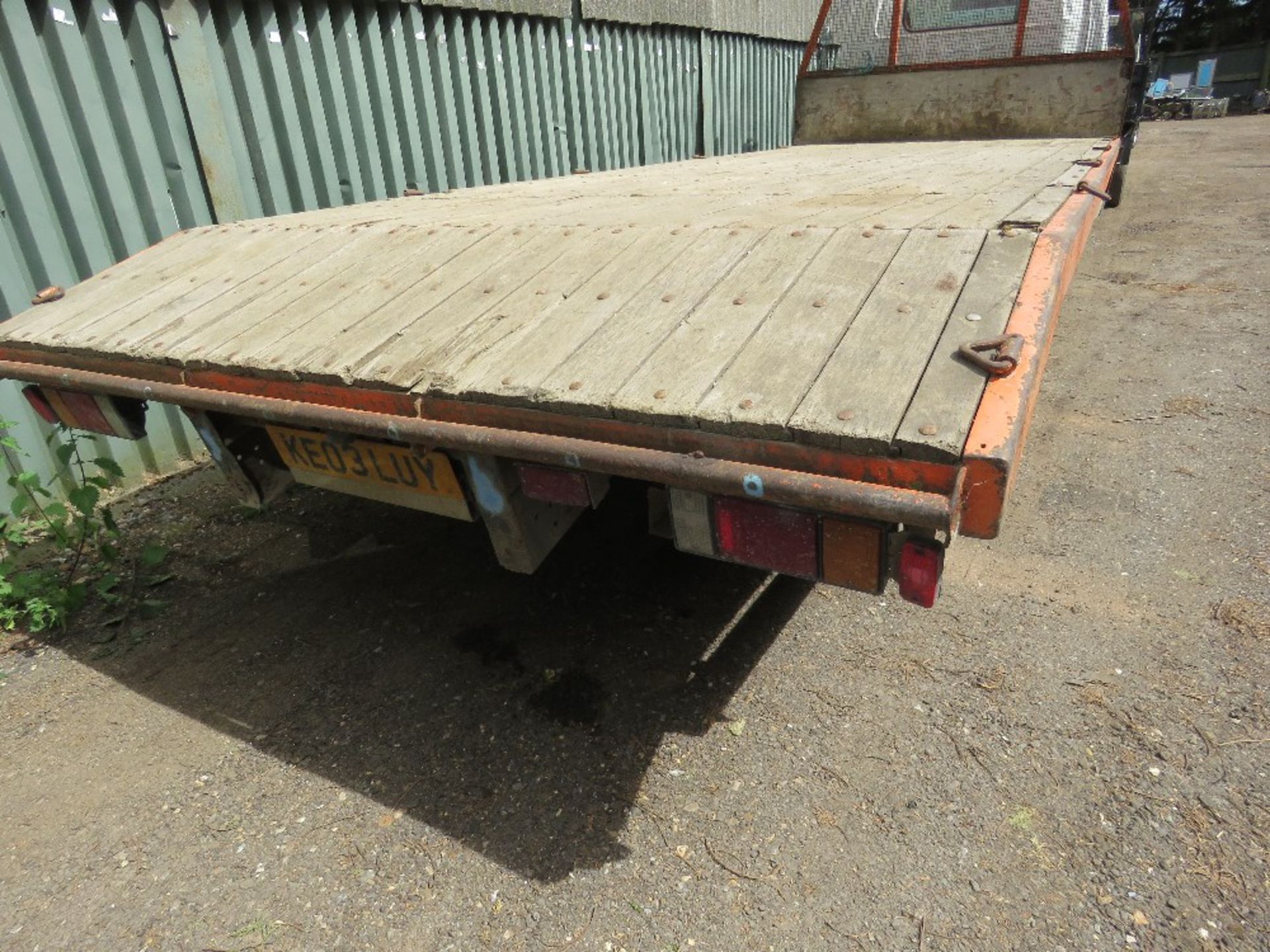 ISUZU NQR FLAT BED 7500KG RATED PLANT TRUCK, 19FT BODY (INCLUDING SMALL BEAVERTAIL) RAMPS NOT INCLU - Image 5 of 6