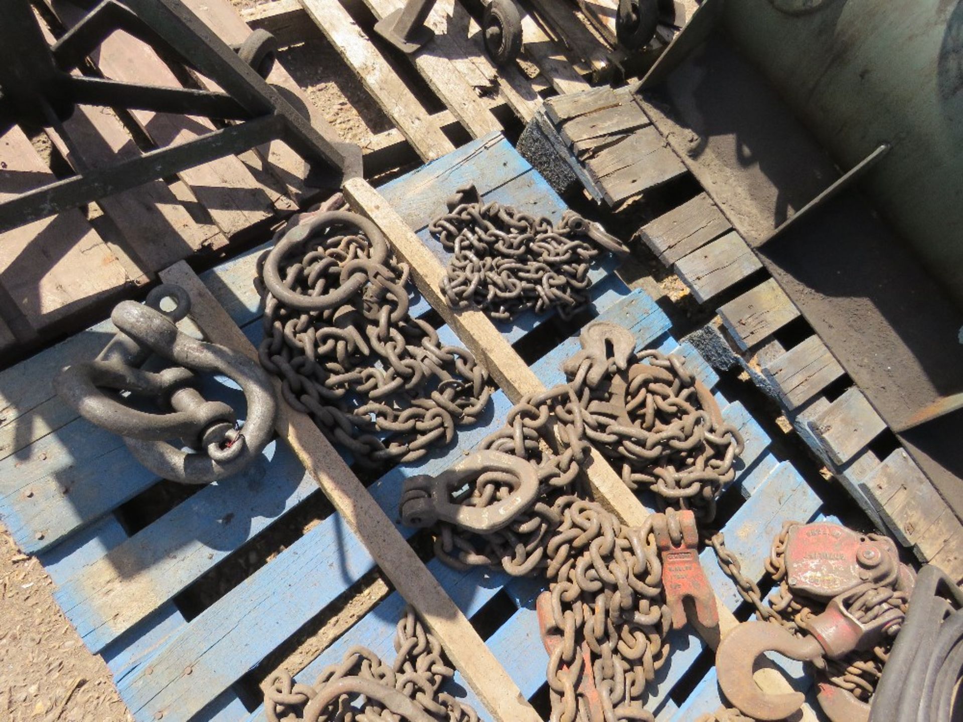 PALLET CONTAINING 6X ASSORTED CHAINS PLUS 2 CHAIN BLOCKS sourced from company liquidation - Image 3 of 3