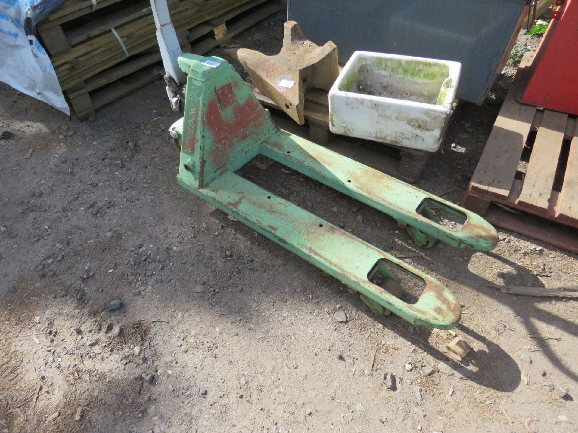 PALLET TRUCK, WHEN TESTED WAS SEEN TO LIFT AND LOWER - Image 2 of 2