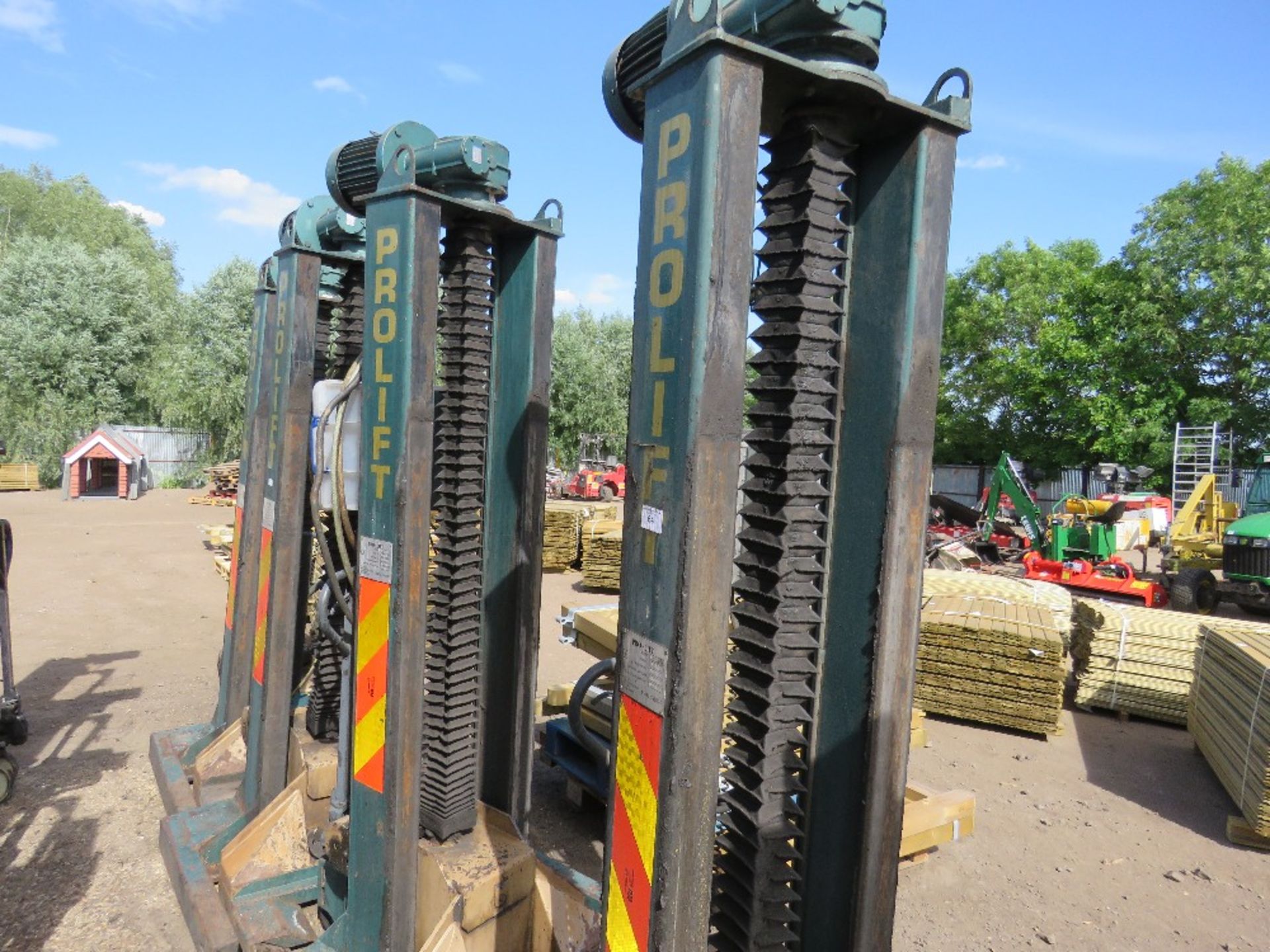 SET OF 4 X PROLIFT PL32 PORTABLE COLUMN LIFT UNITS FOR COMMERCIAL VEHICLES, 8 TONNE RATED CAPACITY,