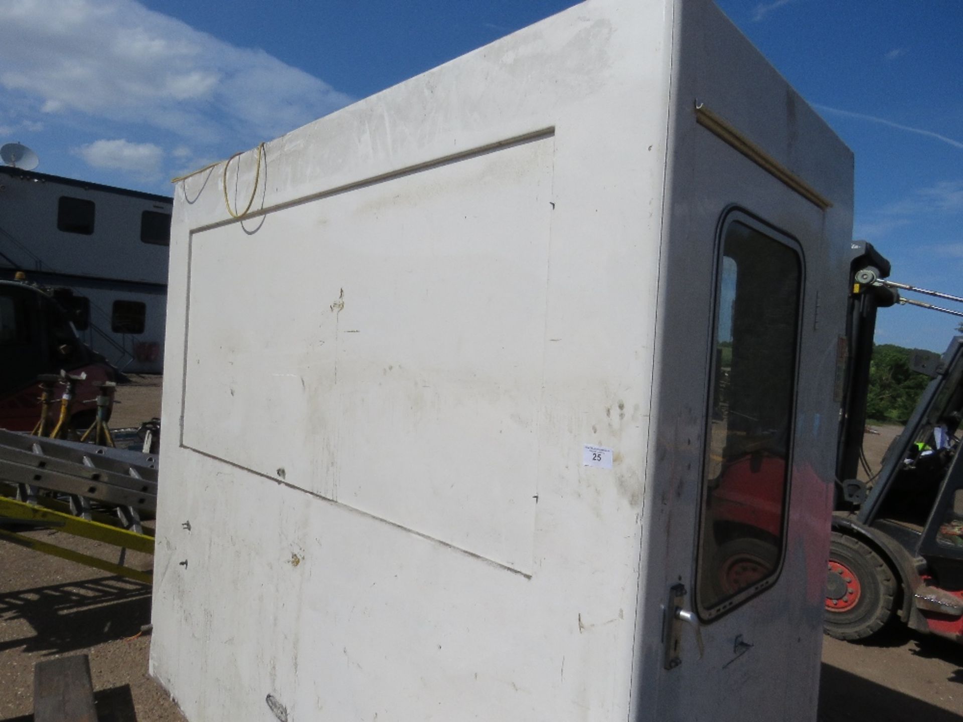 GRP SECURITY CABIN 7FT 6 LENGTH X 4FT APPROX sourced from company liquidation - Image 3 of 4