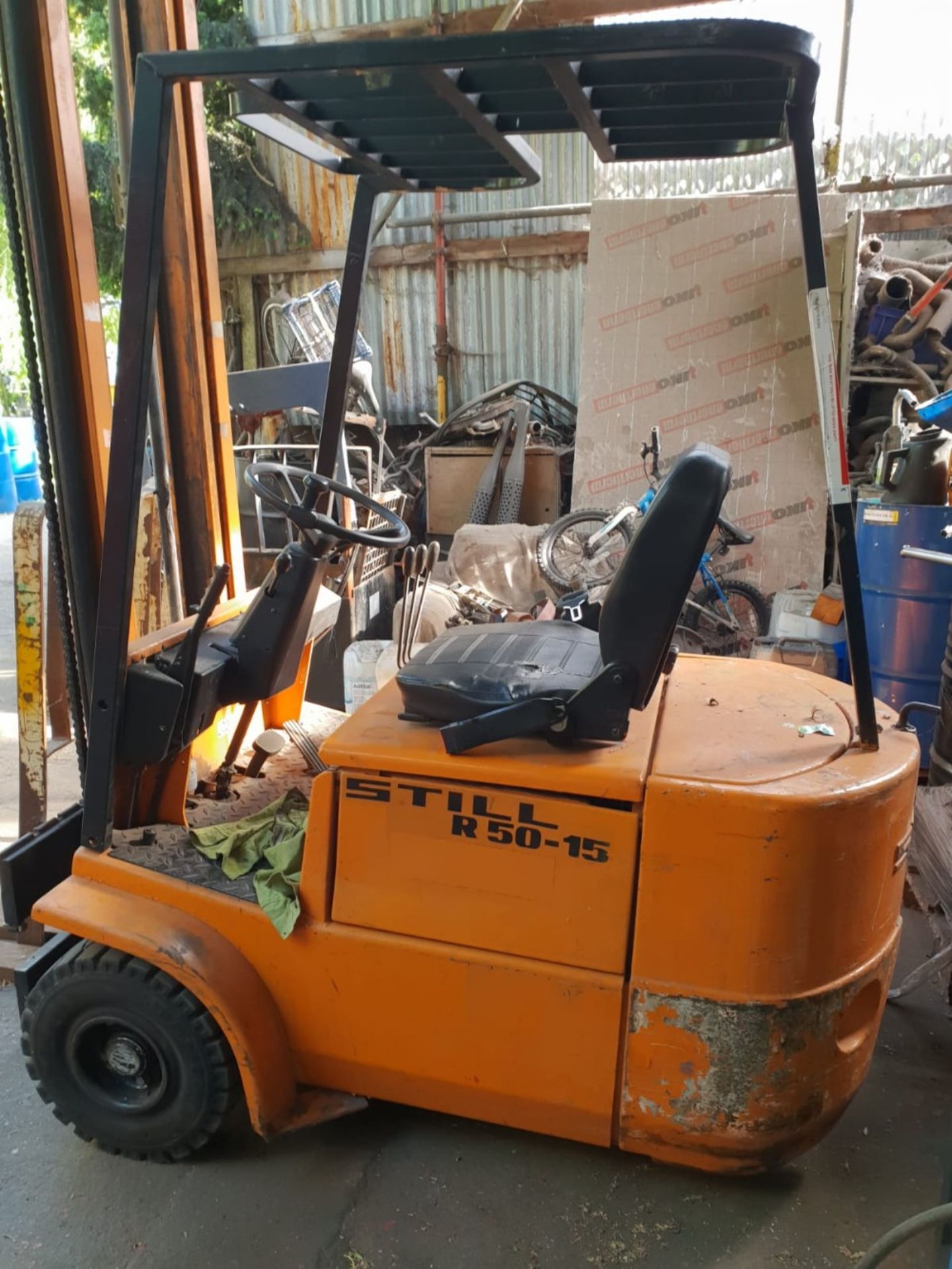 STIHL R50.15 BATTERY POWERED THREE WHEEL FORKLIFT TRUCK WITH CHARGER. BELIEVED TO HAVE HAD A RECENT - Image 2 of 3