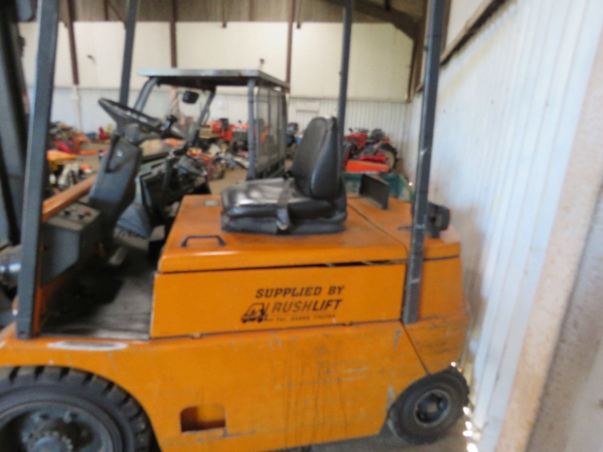 STILL R60-30 ELECTRIC BATTERY POWERED FORKLIFT WITH CHARGER, YEAR 1995. 5472 REC HRS, EX COMPANY - Image 3 of 5