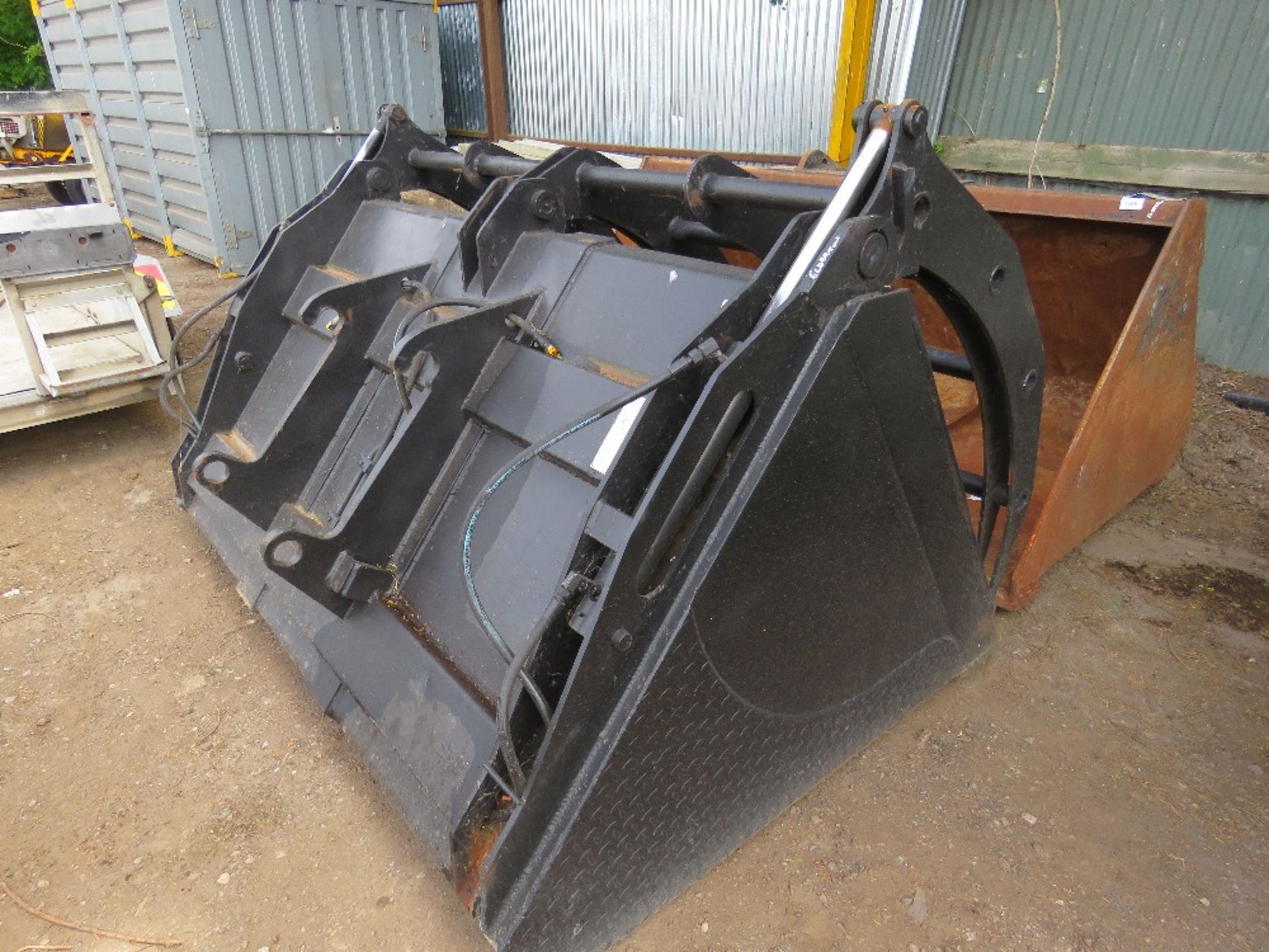 LARGE SIZED 2.7CUBIC METRE GRAB TYPE TELEHANDLER BUCKET, YEAR 2017, 3 TONNE RATED, CAT BRACKETS