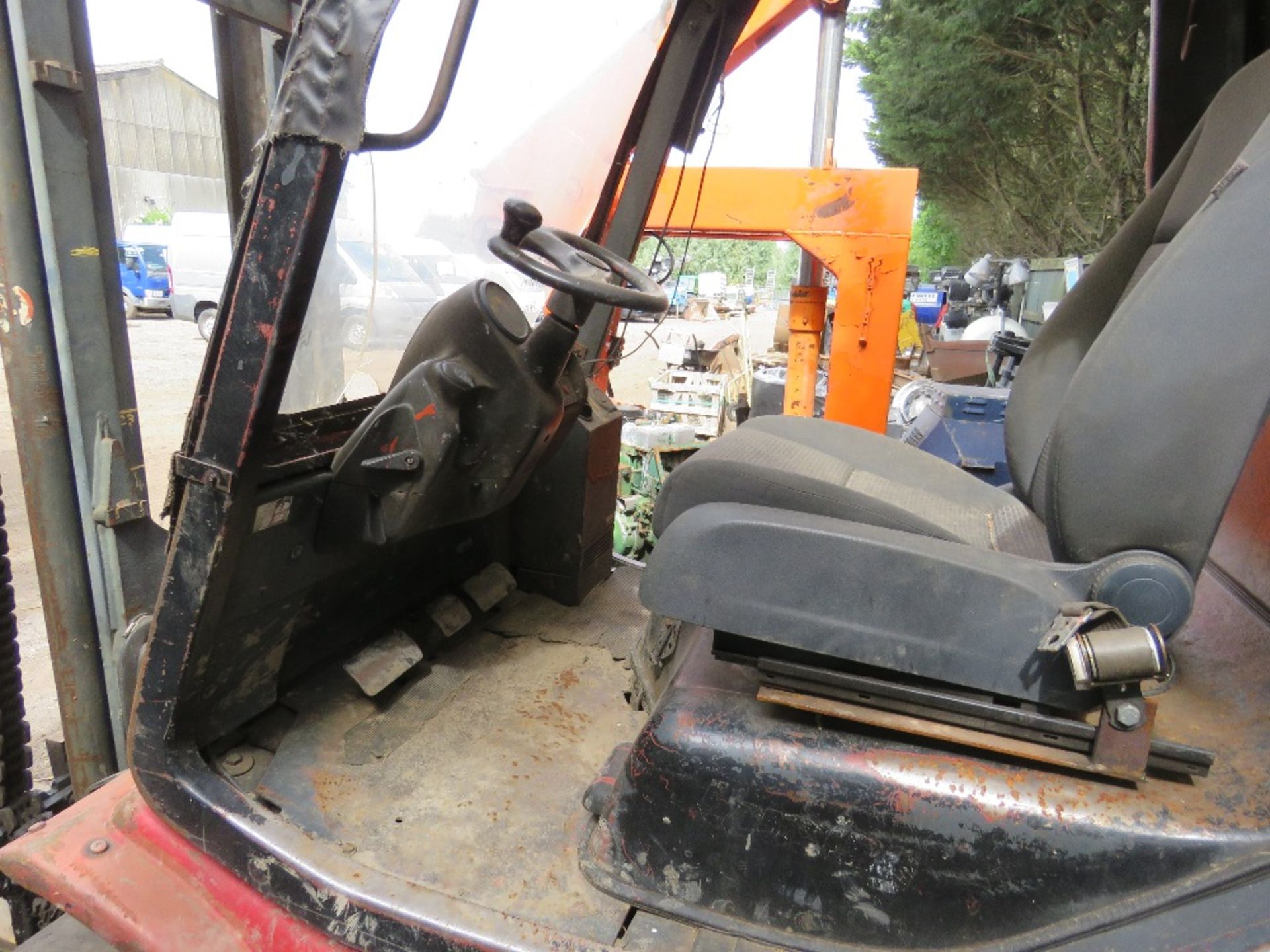 LINDE H40D YARD FORKLIFT C/W LONG TINES. WHEN TESTED WAS SEEN TO DRIVE, STEER AND LIFT - Image 4 of 5