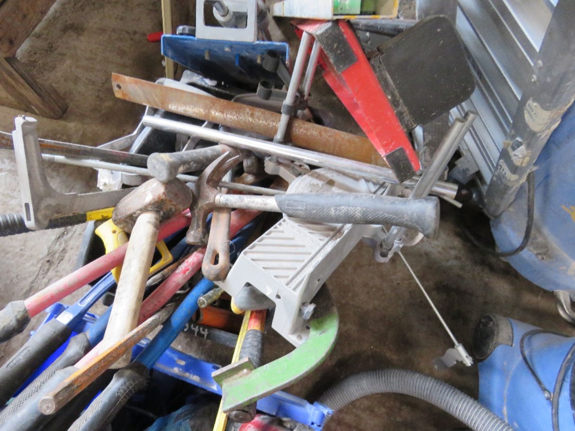 Box of grouting sponges, power tools, hand tools and sundry items...sourced frm company liquidation - Image 4 of 5