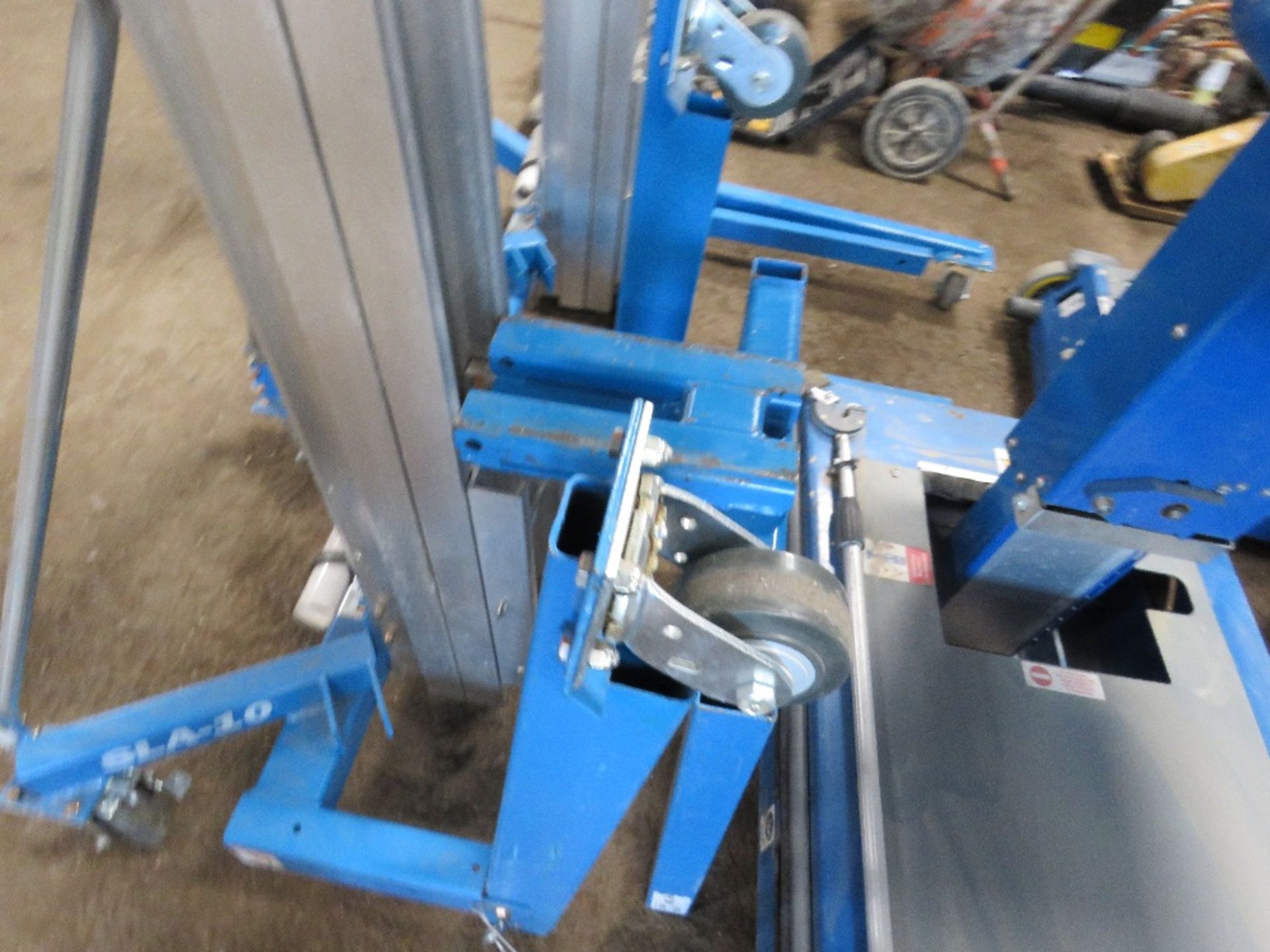 GENIE SUPERLIFT SLA10 MATERIAL HOIST COMPLETE WITH FORKS, YEAR 2018. WHEN TESTED WAS SEEN TO LIFT A - Image 2 of 4