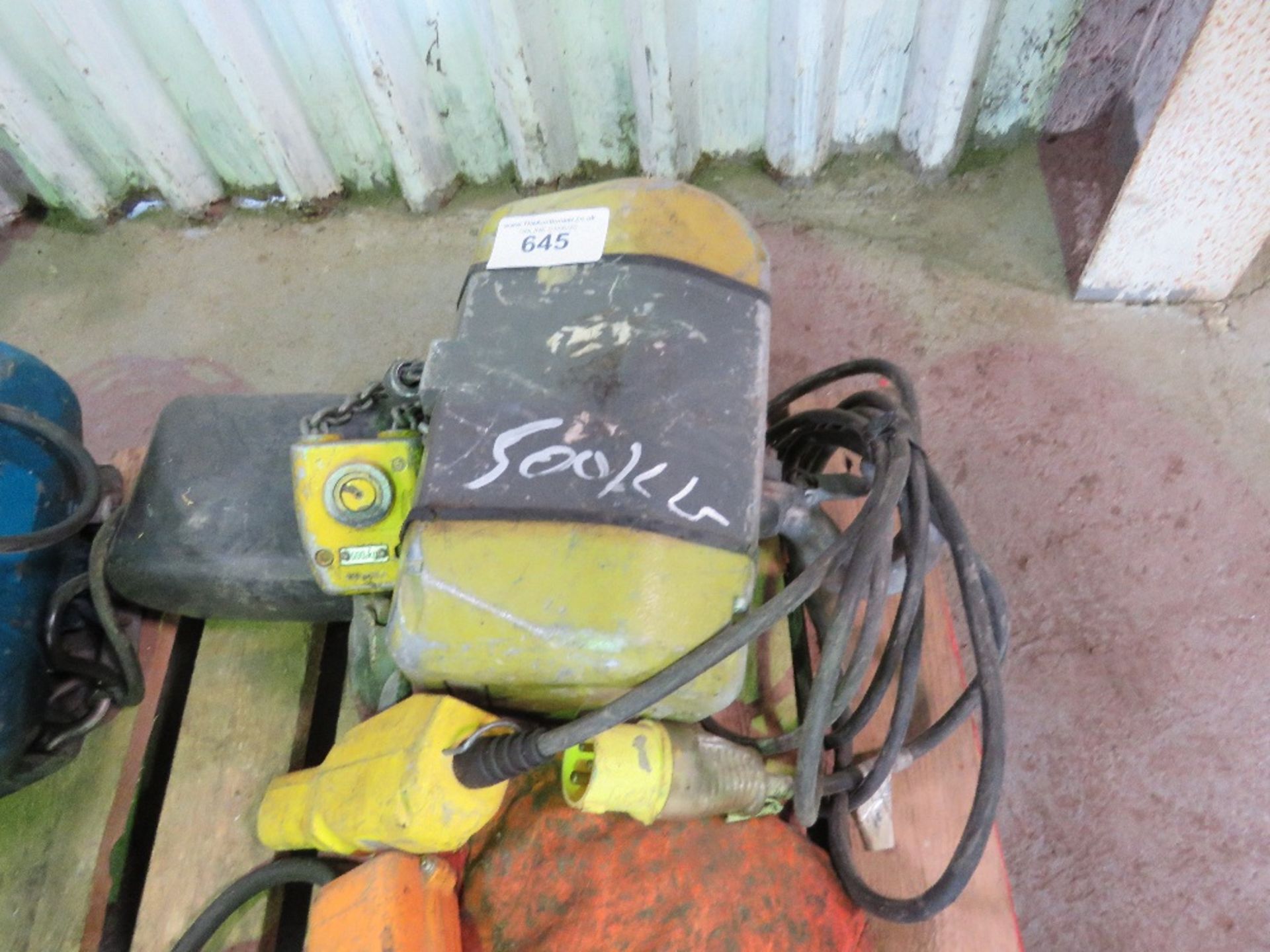 YELLOW 110V 500KG RATED GANTRY HOIST, UNTESTED