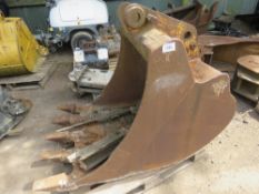 3ft Excavator bucket on 55mm pins