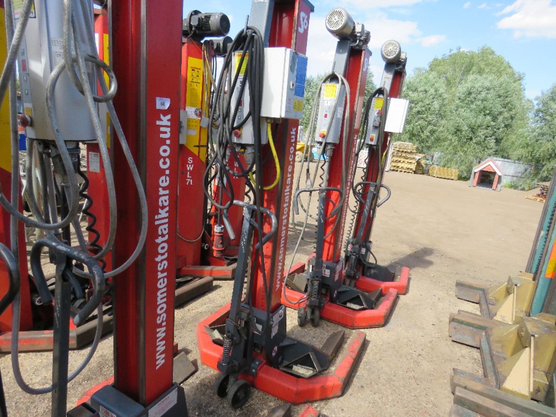 SET OF 4 X SOMERS S6 PORTABLE COLUMN LIFT UNITS FOR COMMERCIAL VEHICLES, 7.5 TONNE RATED CAPACITY, Y