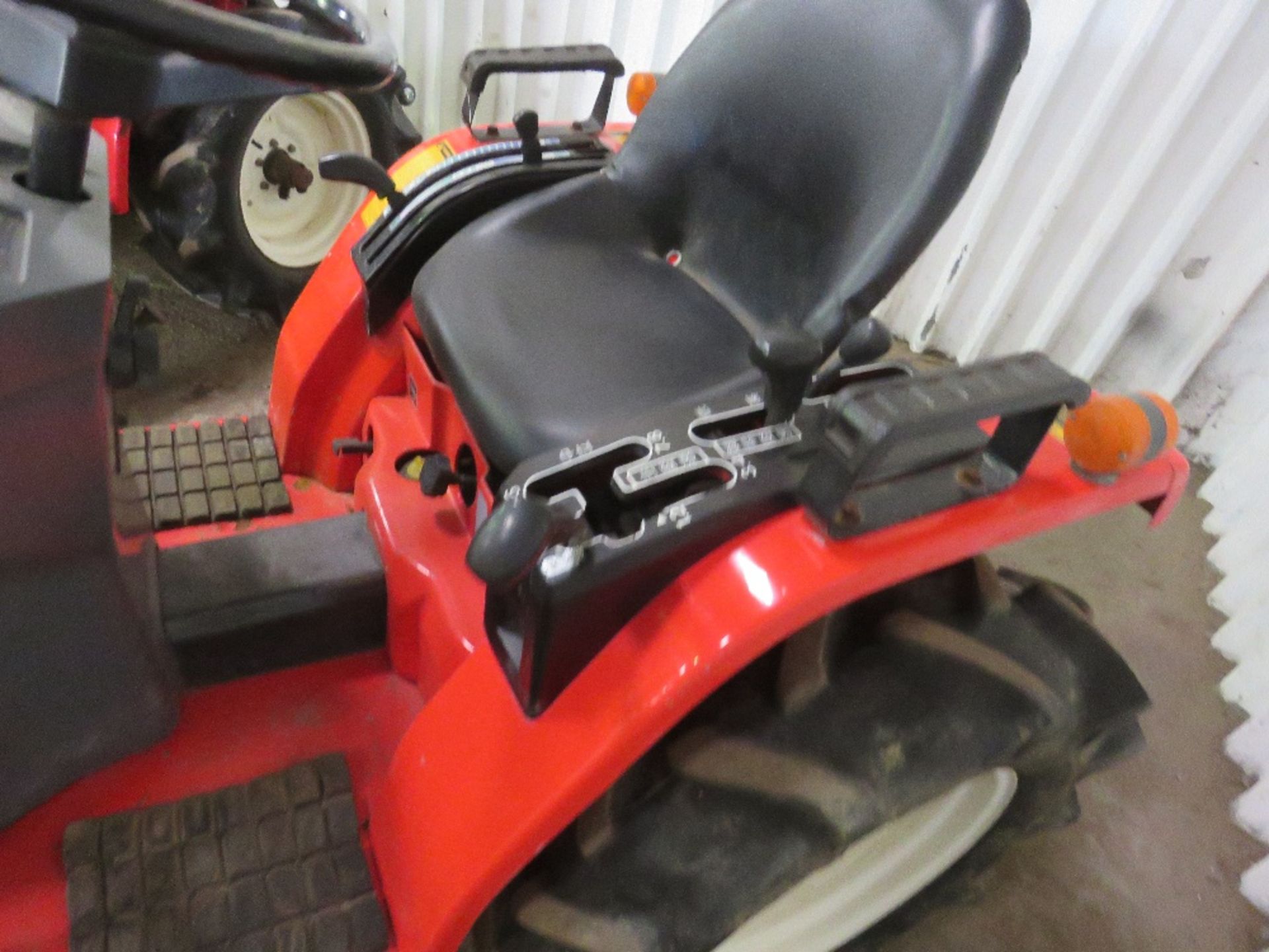 YANMAR KE-3 4WD COMPACT TRACTOR WITH REAR LINKAGE WHEN TESTED WAS SEEN TO START, DRIVE, STEER AND BR - Image 3 of 5