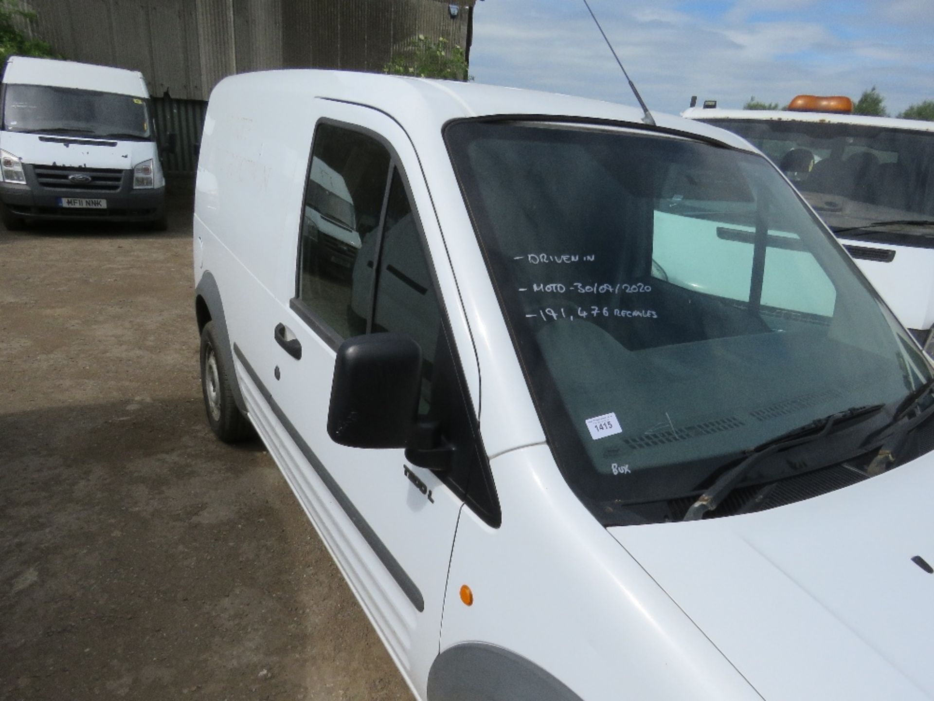 NB: BID INCREMENT HAS NOW BEEN CHANGED TO £50.............FORD TRANSIT CONNECT PANEL VAN REG:E - Image 3 of 5