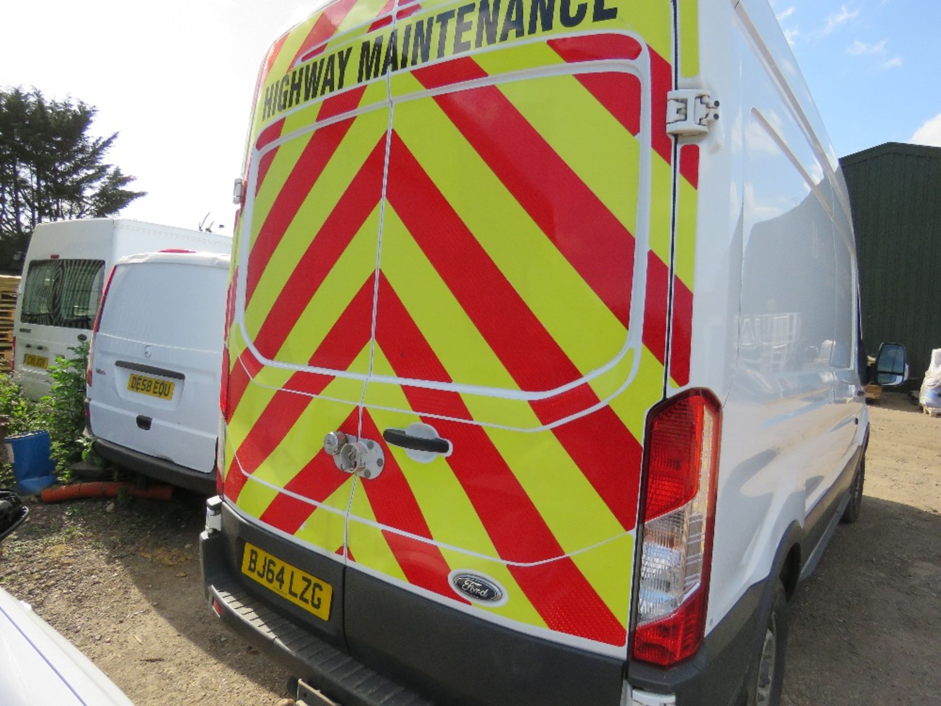 FORD TRANSIT LWB HIGH TOP PANEL VAN REG:BJ64 LZG. PREVIOUSLY USED AS FITTER'S VEHICLE SO HAS RACKIN - Image 5 of 11