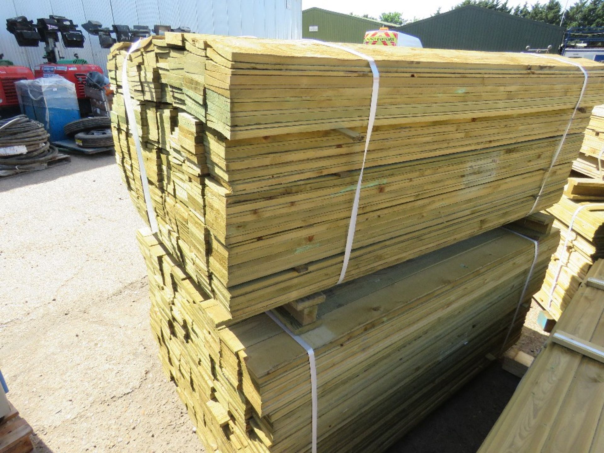 2 X PACK OF FEATHER EDGE FENCE TIMBER CLADDING @1.65METRE LENGTH X 10CM WIDE - Image 2 of 2