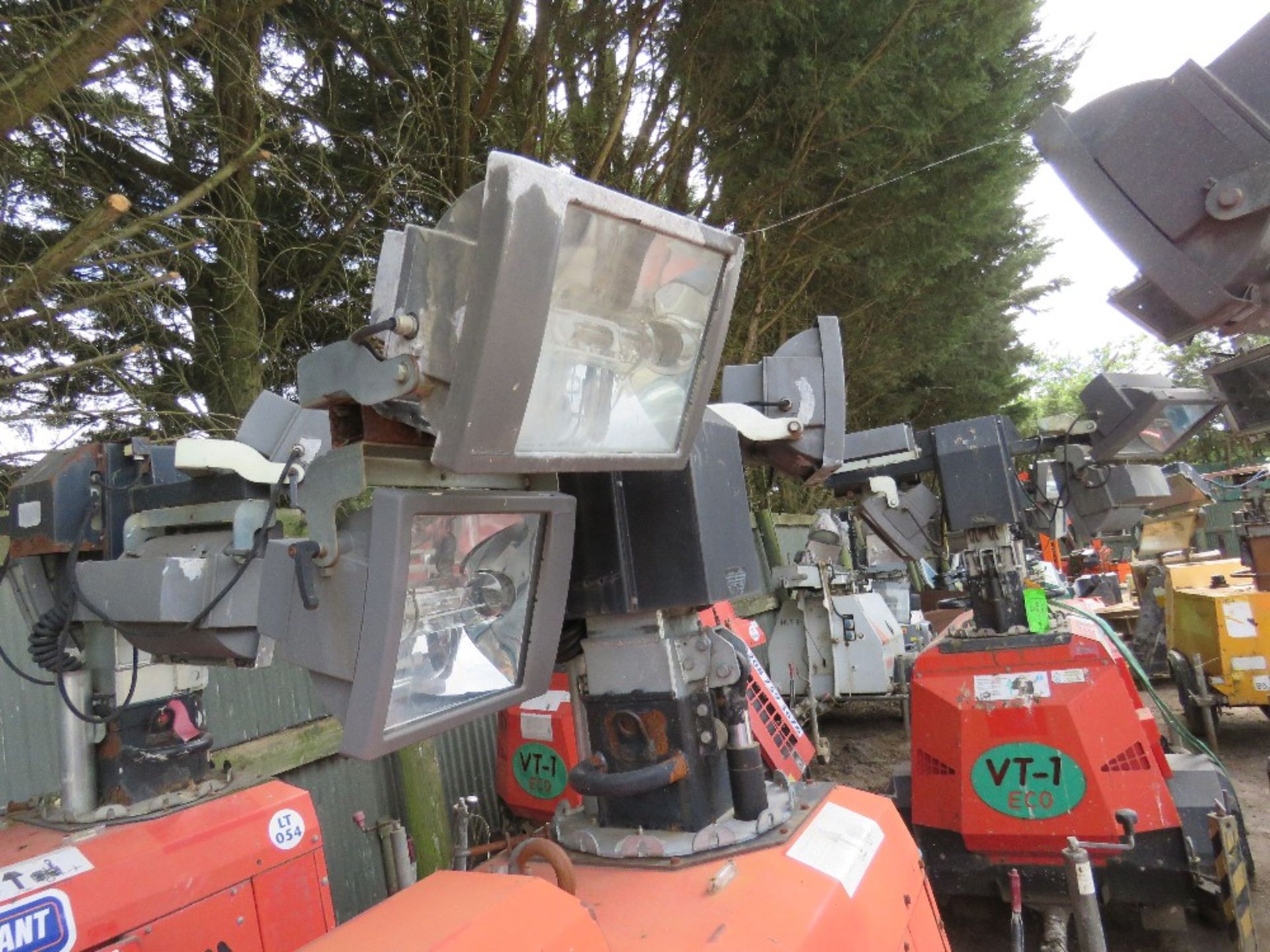 VT1 lighting tower. Runs, makes power, no lift on lights. - Image 3 of 7