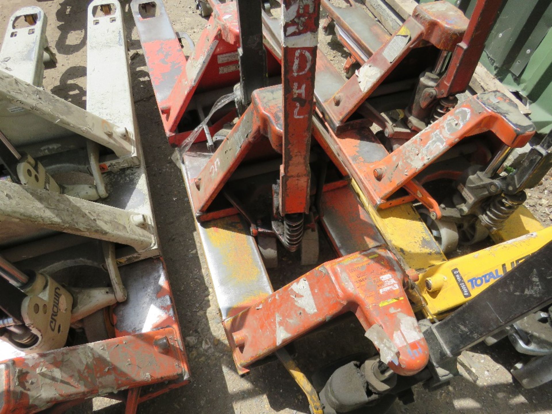 3 X HYDRAULIC PALLET TRUCKS, EX COMPANY LIQUIDATION - Image 2 of 2