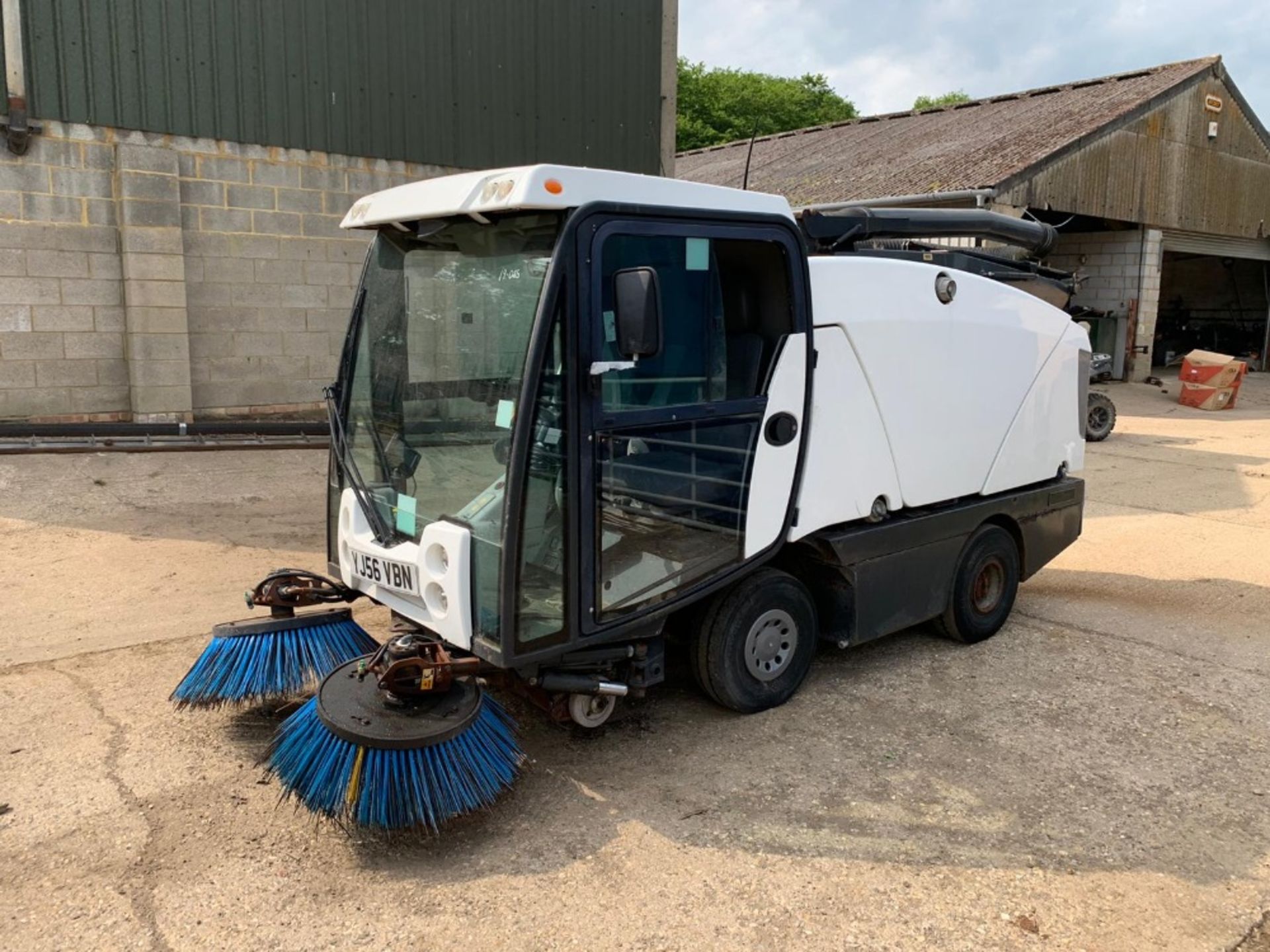 JOHNSON 4000KG COMPACT SWEEPER, YEAR 2006, V5 LOGBOOK TO APPLY FOR. VM ENGINE, SEEN TO START, RUN, S