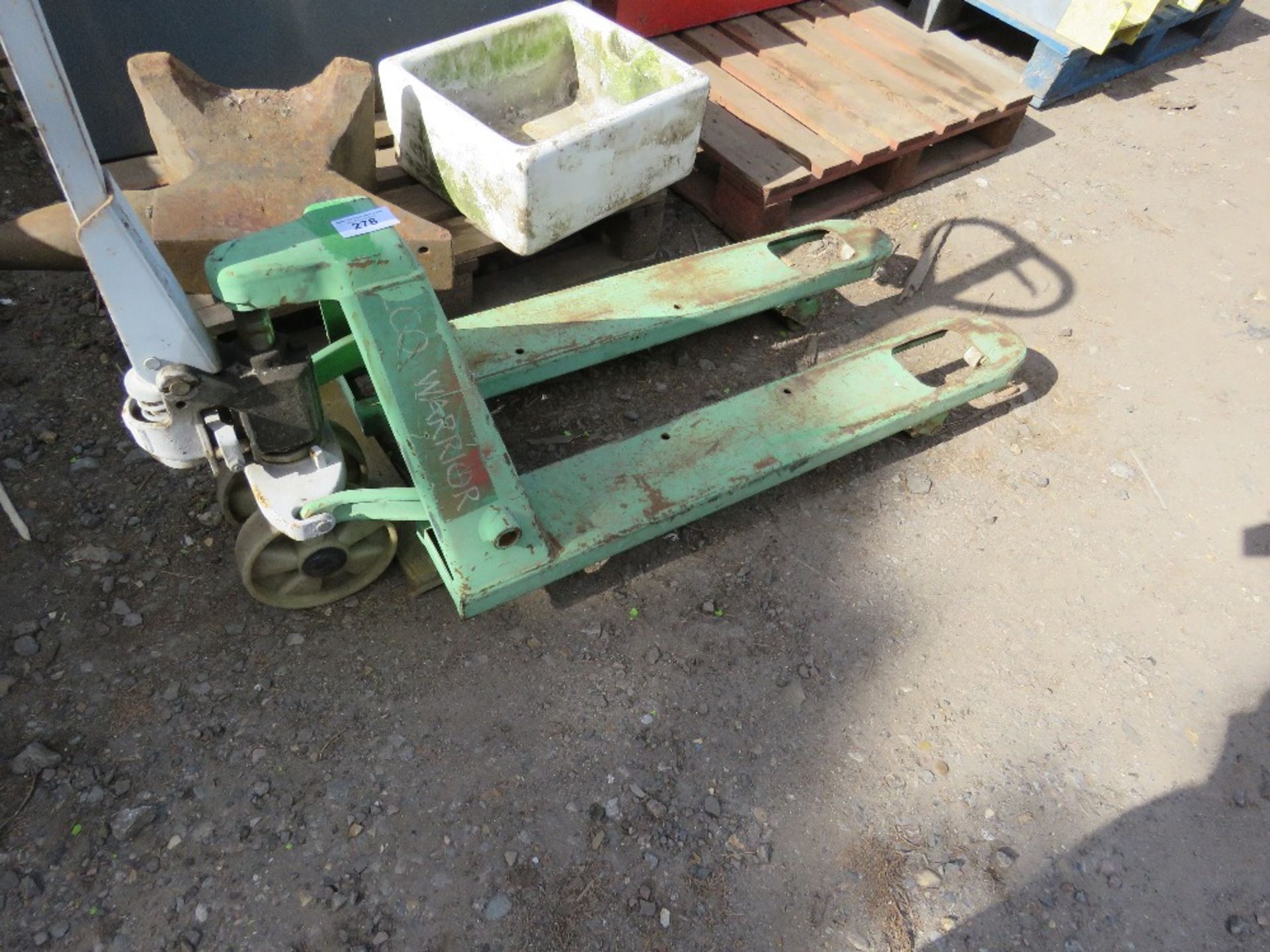 PALLET TRUCK, WHEN TESTED WAS SEEN TO LIFT AND LOWER