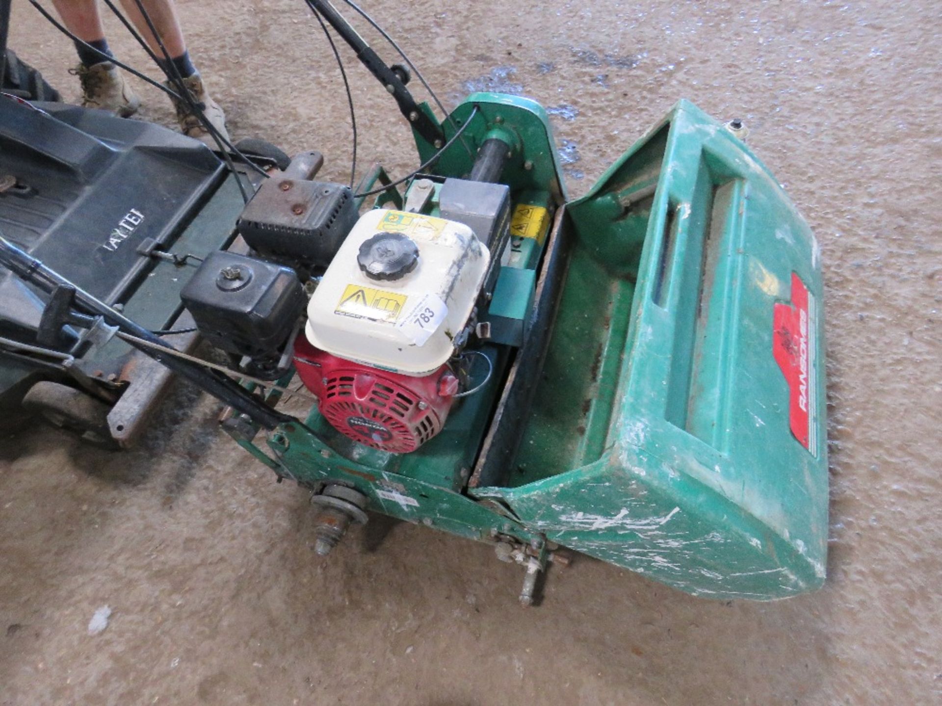 RANSOMES SUPER CERTES 6 CYLINDER MOWER. WHEN TESTED WAS SEEN TO START AND RUN BUT NO DRIVE TO ROLLER - Image 5 of 5