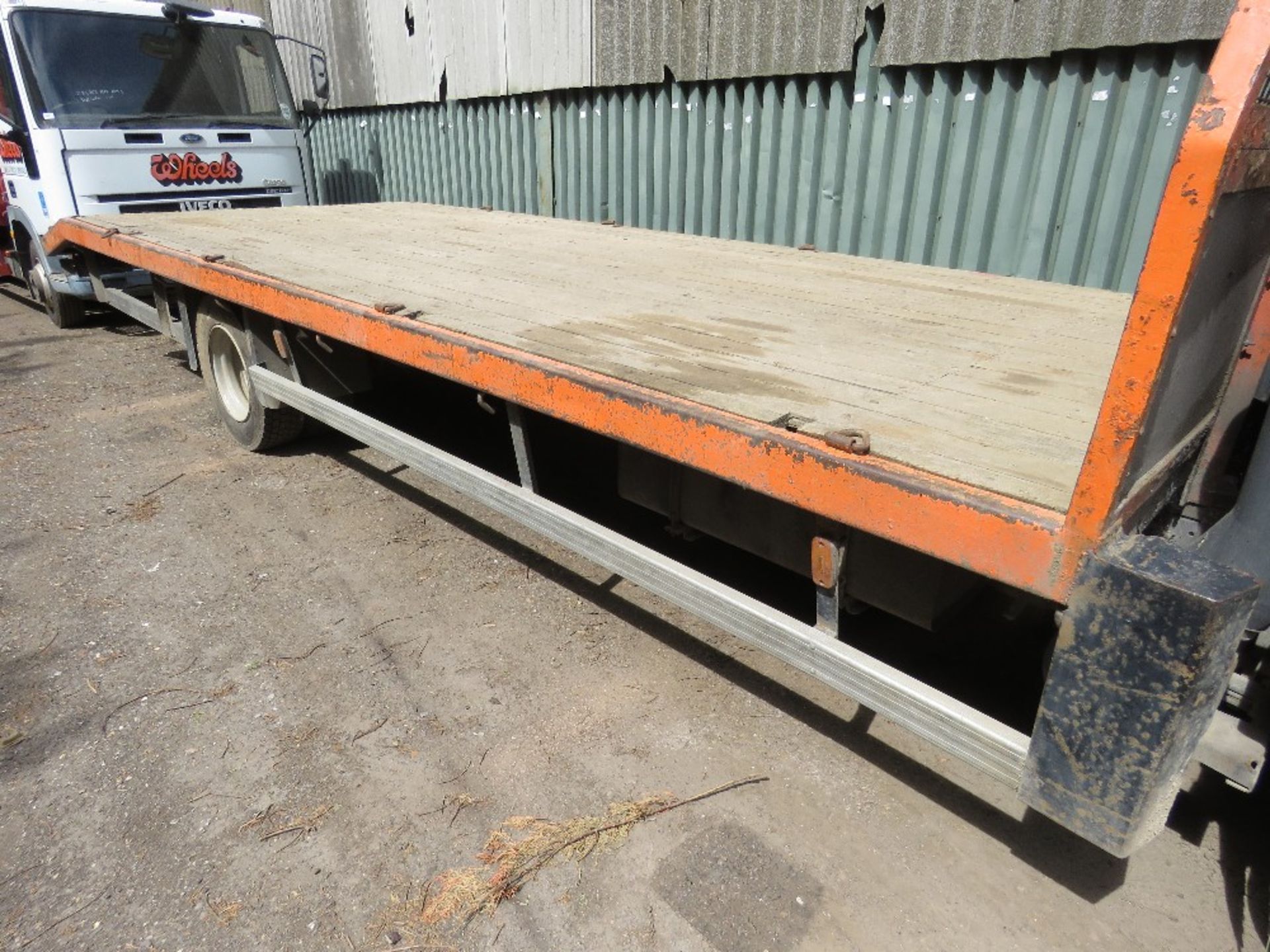 ISUZU NQR FLAT BED 7500KG RATED PLANT TRUCK, 19FT BODY (INCLUDING SMALL BEAVERTAIL) RAMPS NOT INCLU - Image 4 of 6