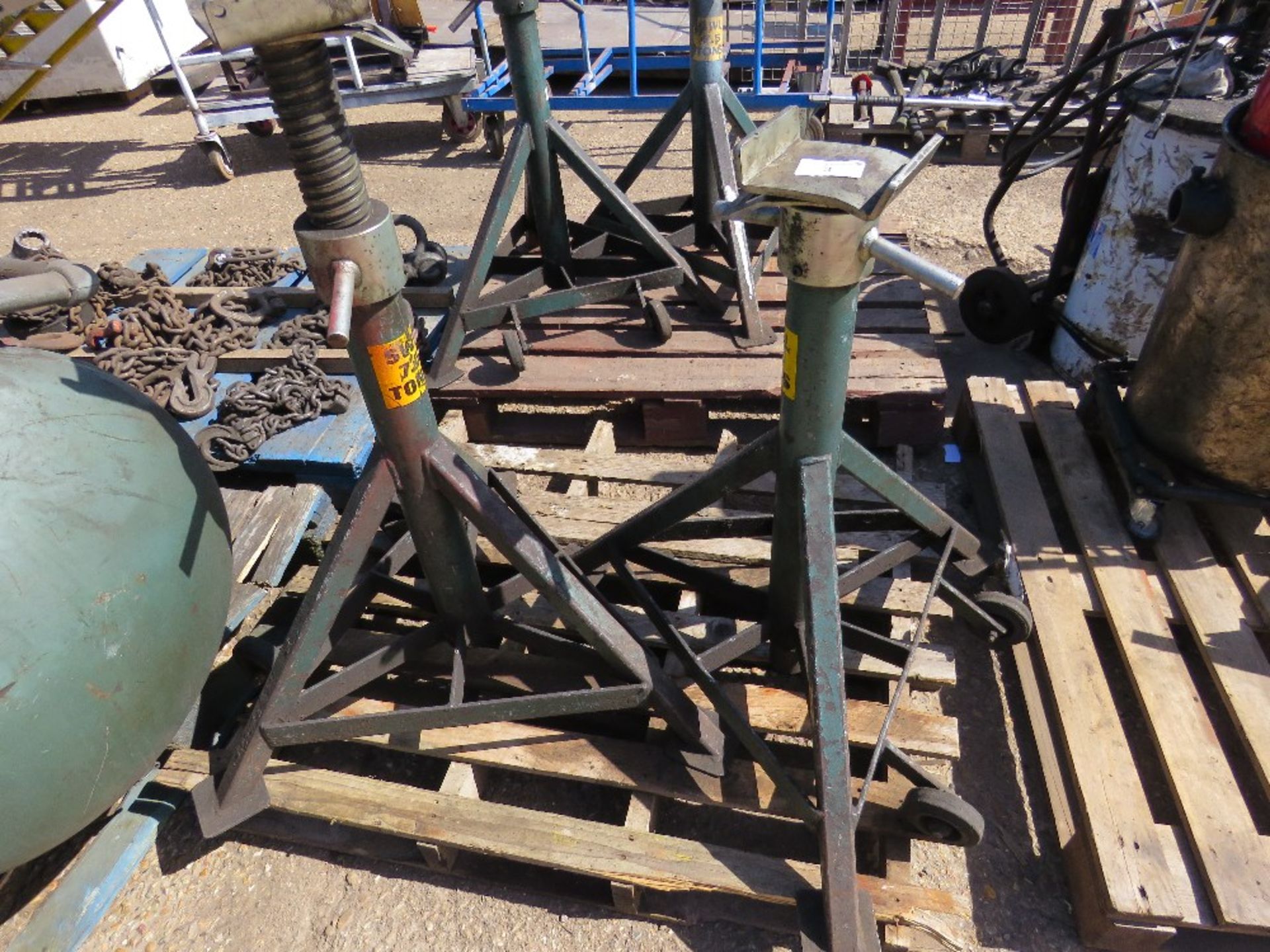 2X HEAVY DUTY AXLE STANDS 7.5 TONNE CAPACITY sourced from company liquidation