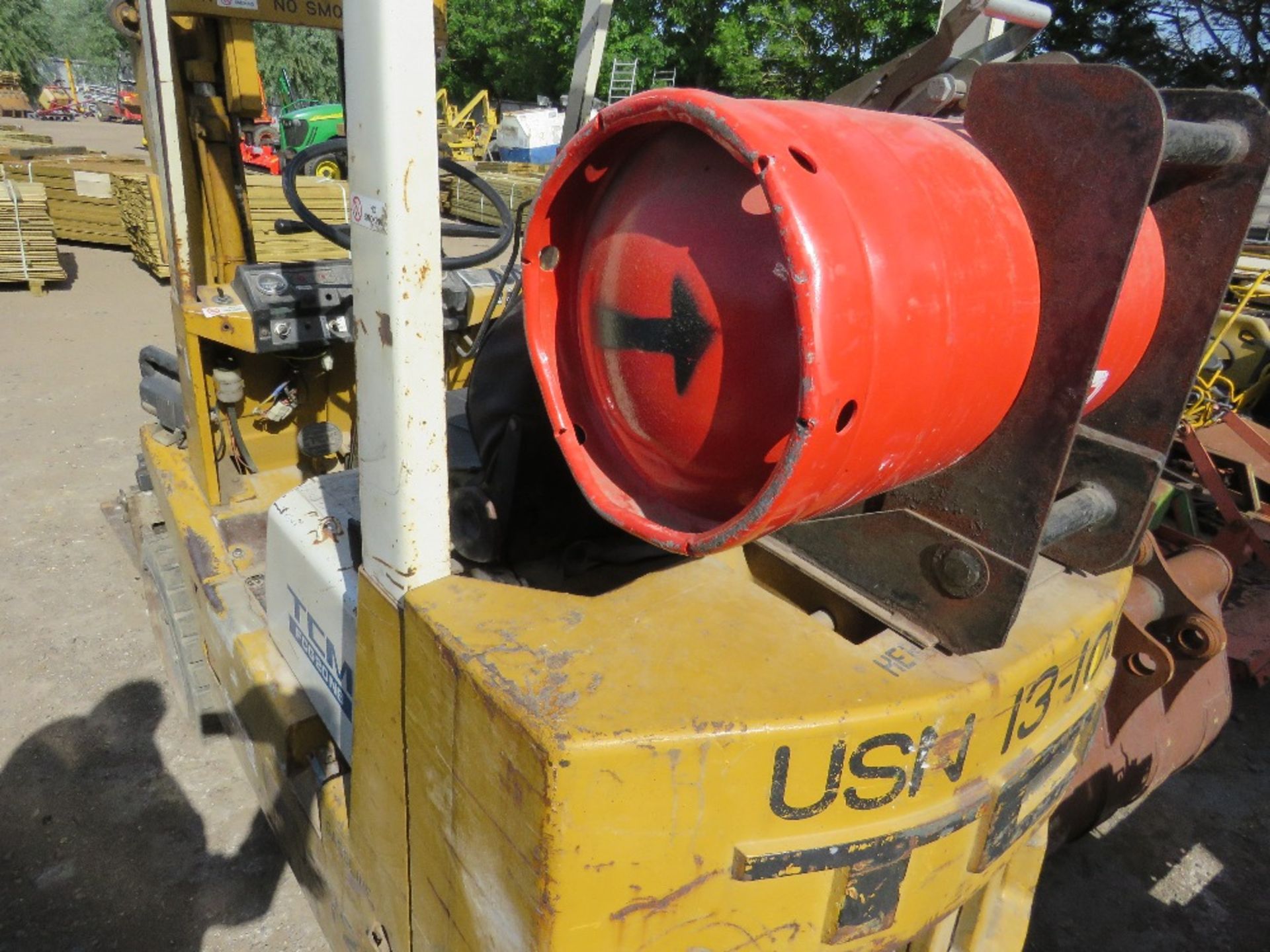 TCM FCG20G GAS AND PETROL ENGINED FORKLIFT TRUCK WITH LOW MAST. WHEN TESTED WAS SEEN TO DRIVE, STEER - Image 5 of 6