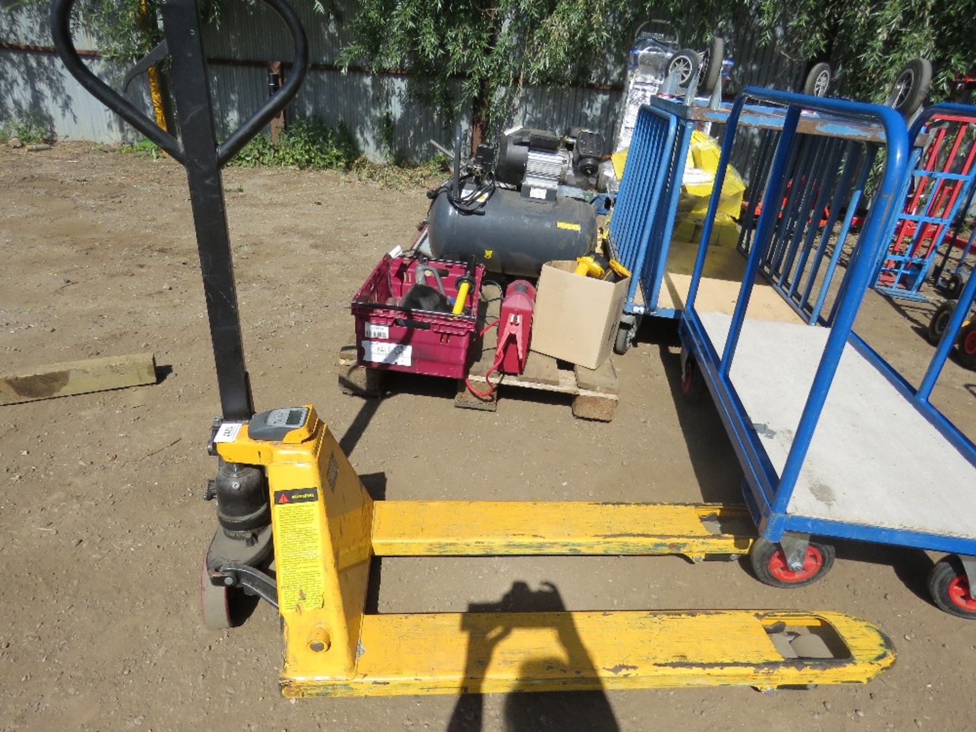 PALLET TRUCK WITH WEIGH SCALES