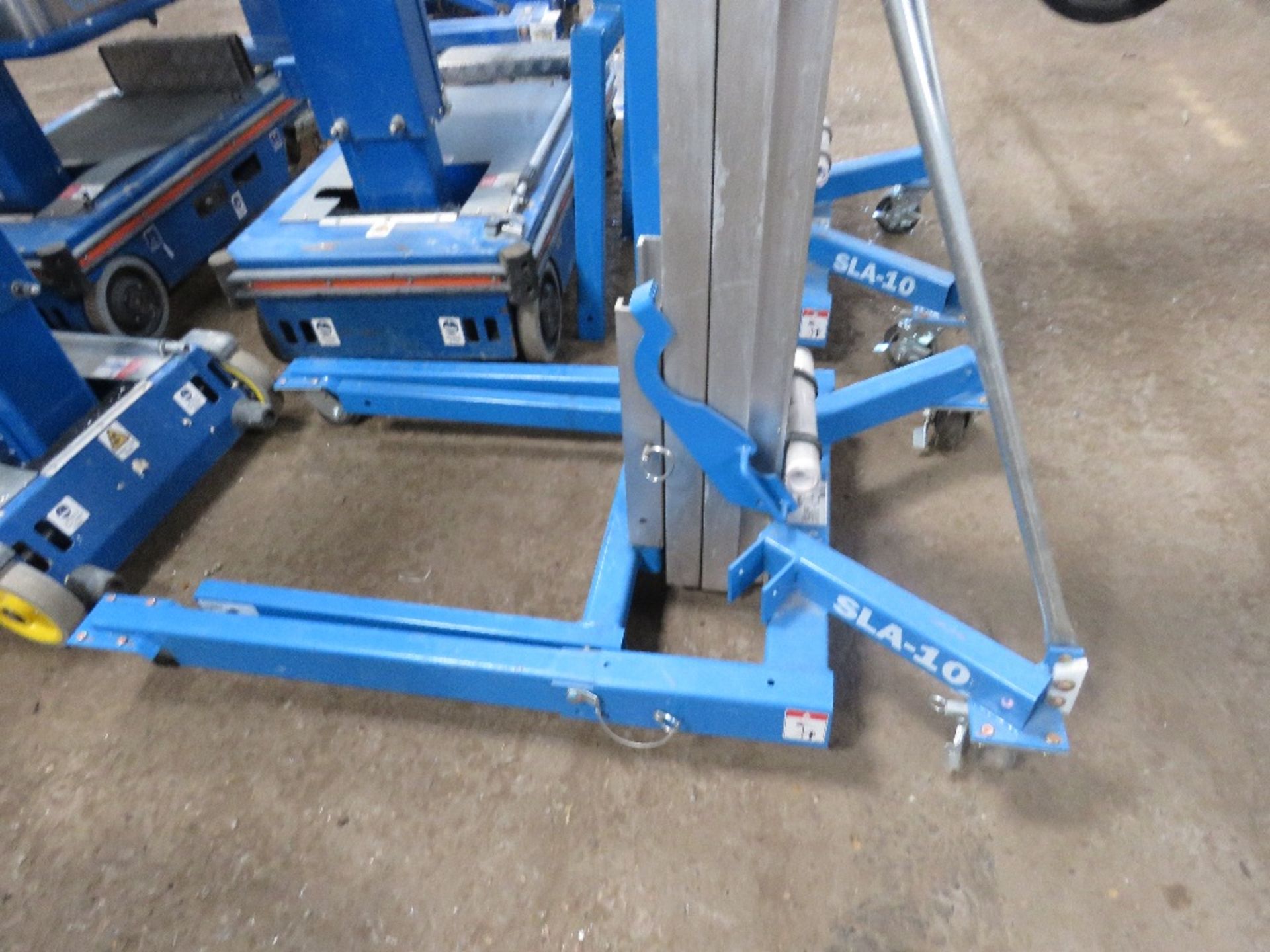 GENIE SUPERLIFT SLA10 MATERIAL HOIST COMPLETE WITH FORKS, YEAR 2018. WHEN TESTED WAS SEEN TO LIFT A - Image 2 of 4