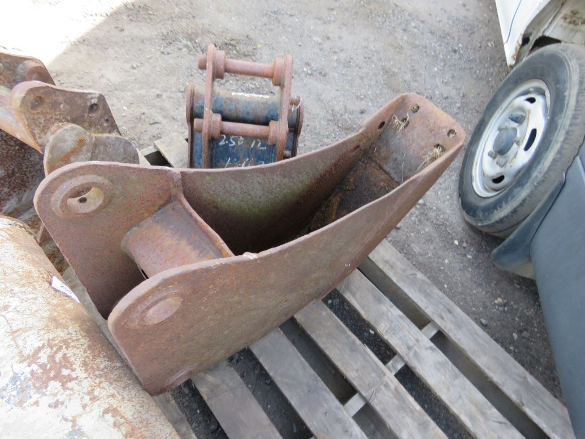 GRADING BUCKET PLUS 3 X OTHER BUCKETS FOR A MINI DIGGER - Image 3 of 5