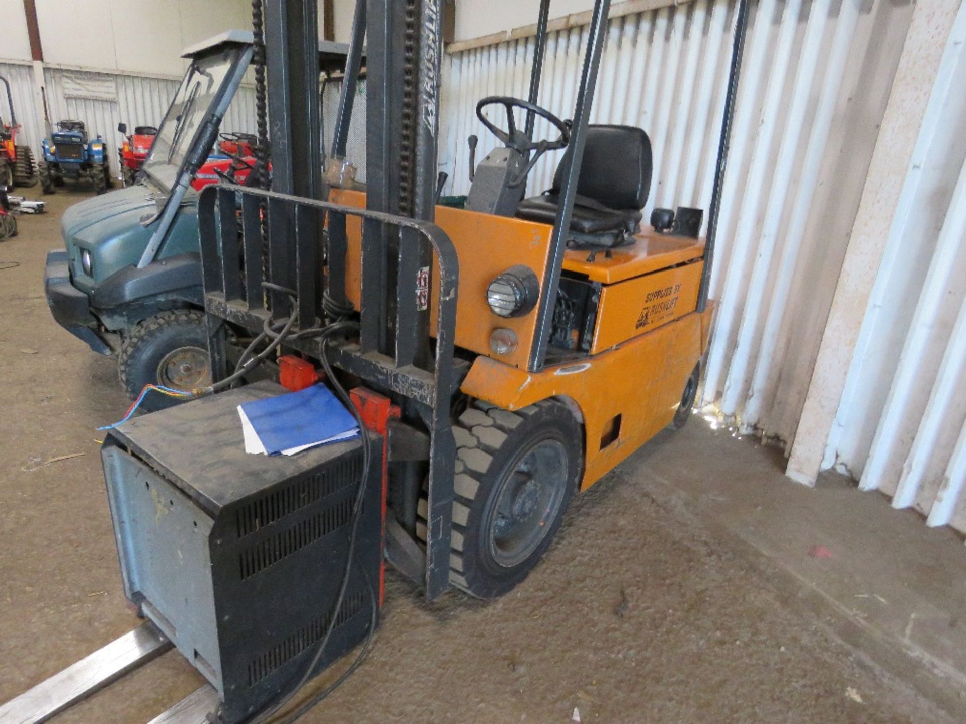STILL R60-30 ELECTRIC BATTERY POWERED FORKLIFT WITH CHARGER, YEAR 1995. 5472 REC HRS, EX COMPANY - Image 2 of 5