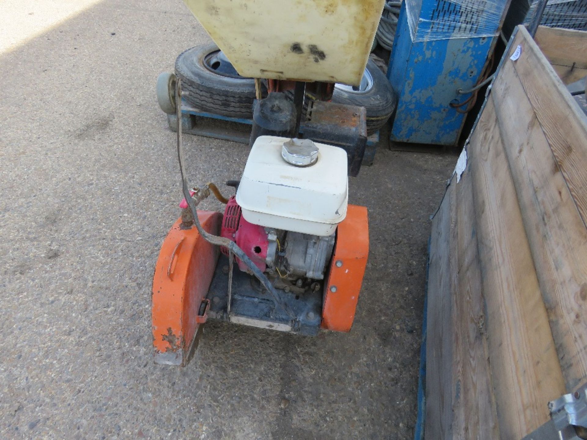 Clipper HD petrol floor saw c/w tank - Image 2 of 4