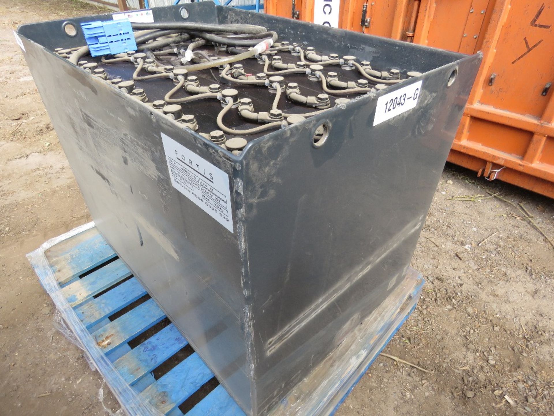 BATTERY BOX CONTAINING CELLS AS SHOWN, EX COMPANY LIQUIDATION - Image 3 of 3