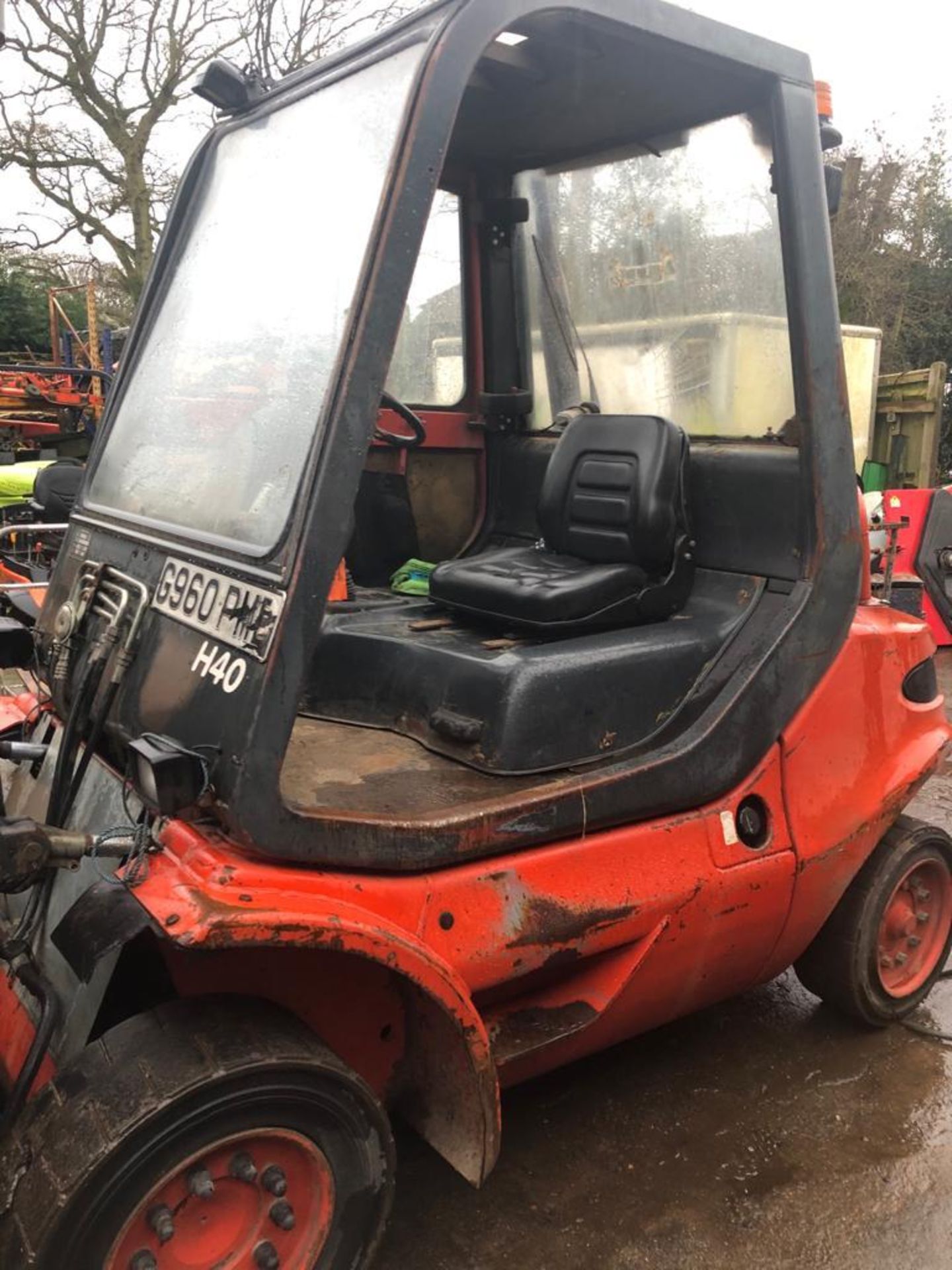 LINDE H40D DIESEL FORKLIFT TRUCK YEAR 1989 SN:352907010940 4 TONNE RATED WITH CAB AND 1 METRE LONG F - Image 2 of 5