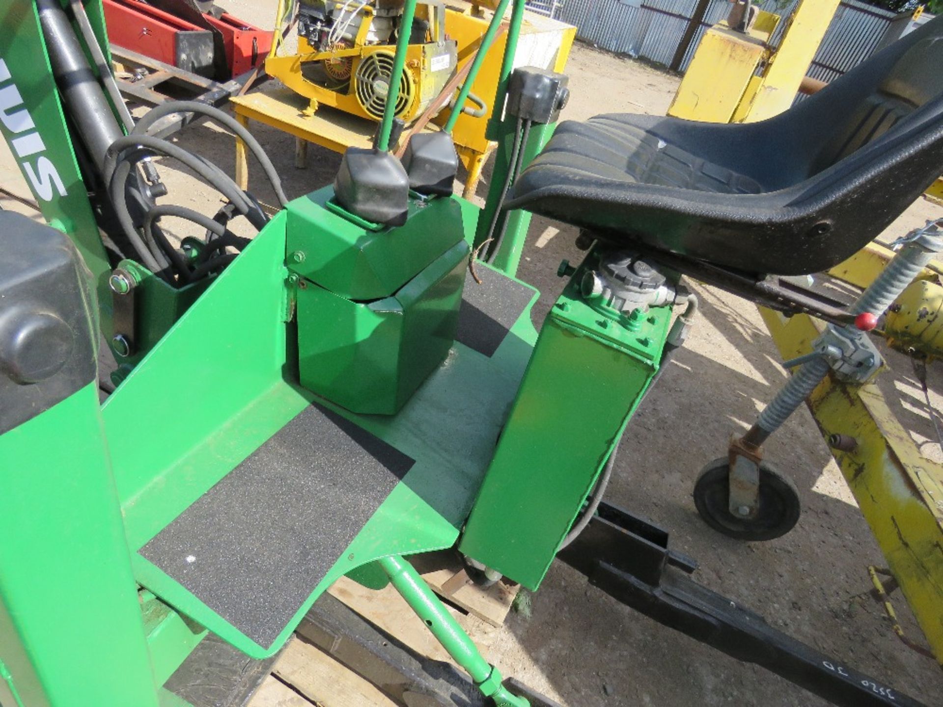LEWIS 320S BACK HOE ATTATCHMENT FOR TRACTOR, PREVIOUSLY FITTED ON A JOHN DEERE 3520 TRACTOR - Image 2 of 4