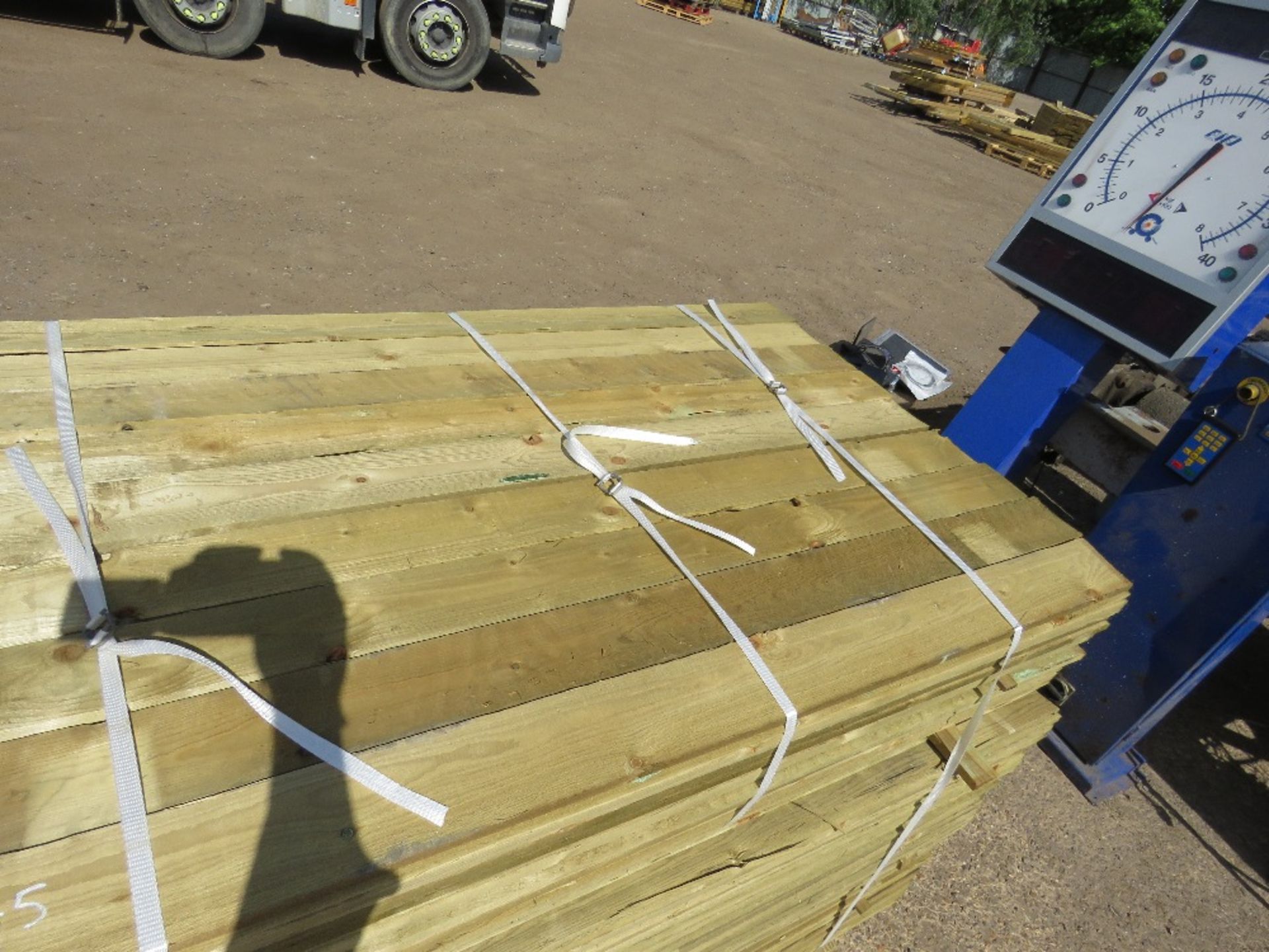 1 X PACK OF FEATHER EDGE FENCE TIMBER CLADDING @1.5METRE LENGTH X 10CM WIDE - Image 3 of 3