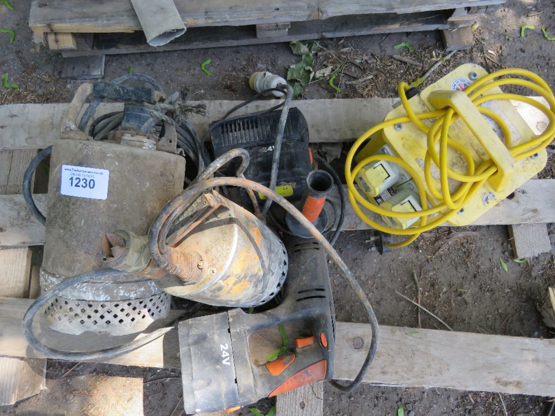 2X PALLETS CONTAINING 4X SUBMERSABLE PUMPS 24 VOLT BATTERY DRILL AND 110 VOLT TRANSFORMER - Image 2 of 4