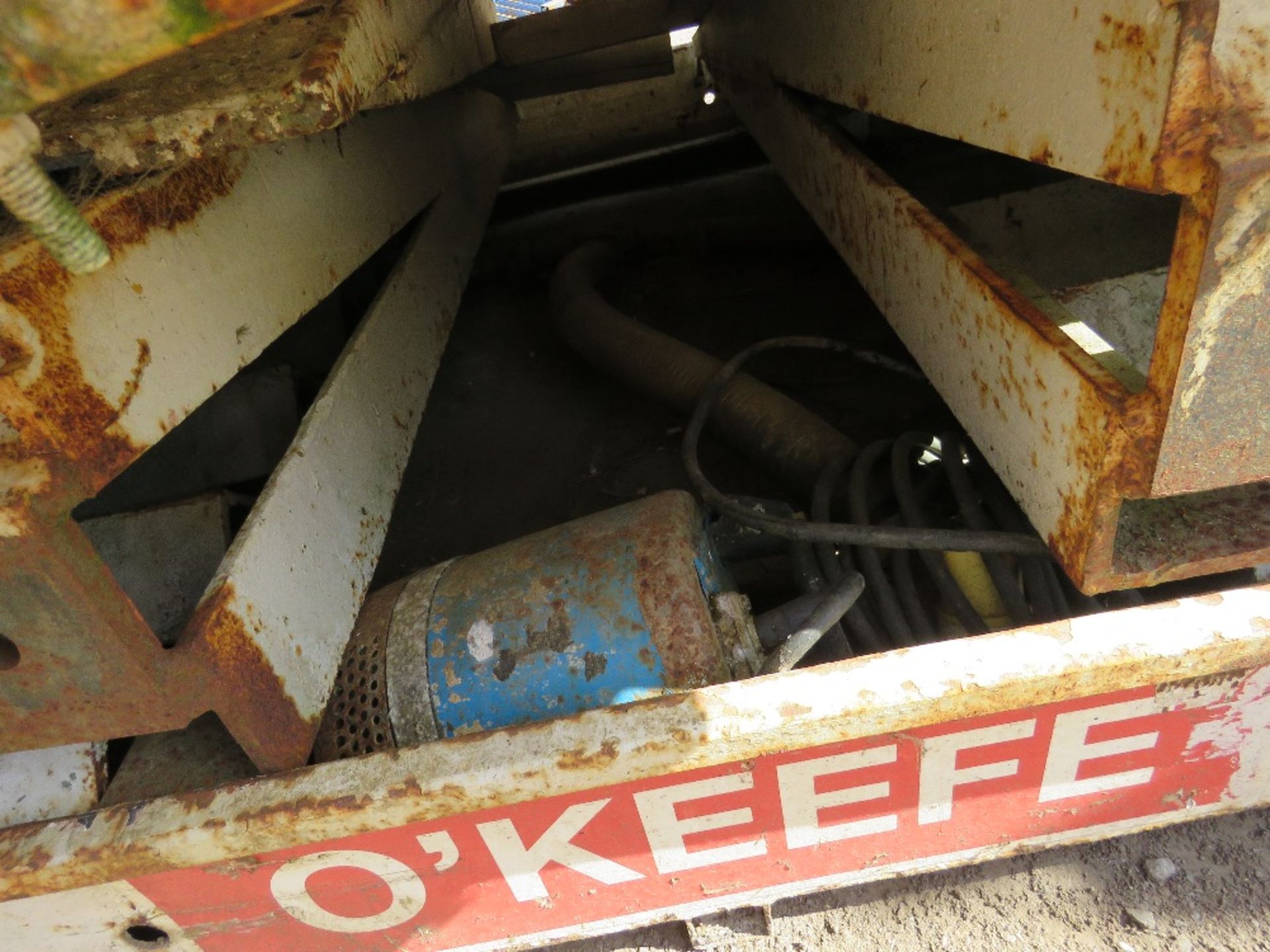 WHEEL WASHING BATH COMPLETE WITH SUBMERSIBLE PUMP AND IBC CONTAINER - Image 4 of 4