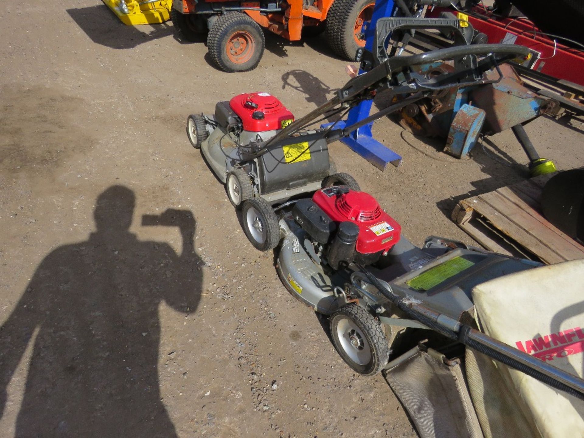 2X HONDA ENGINED LAWNMOWERS REQUIRING ATTENTION - Image 3 of 3