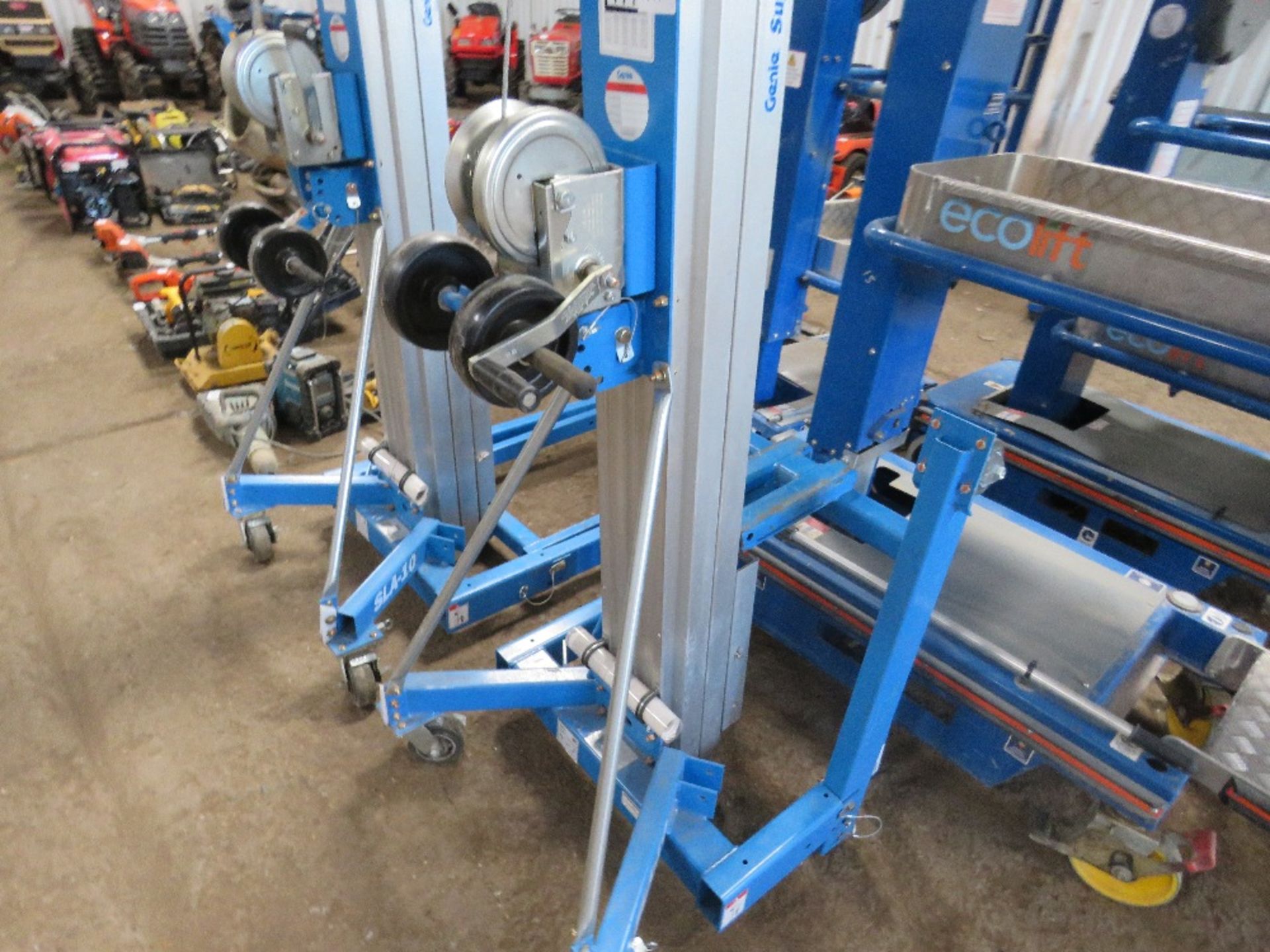 GENIE SUPERLIFT SLA10 MATERIAL HOIST COMPLETE WITH FORKS, YEAR 2018. WHEN TESTED WAS SEEN TO LIFT A