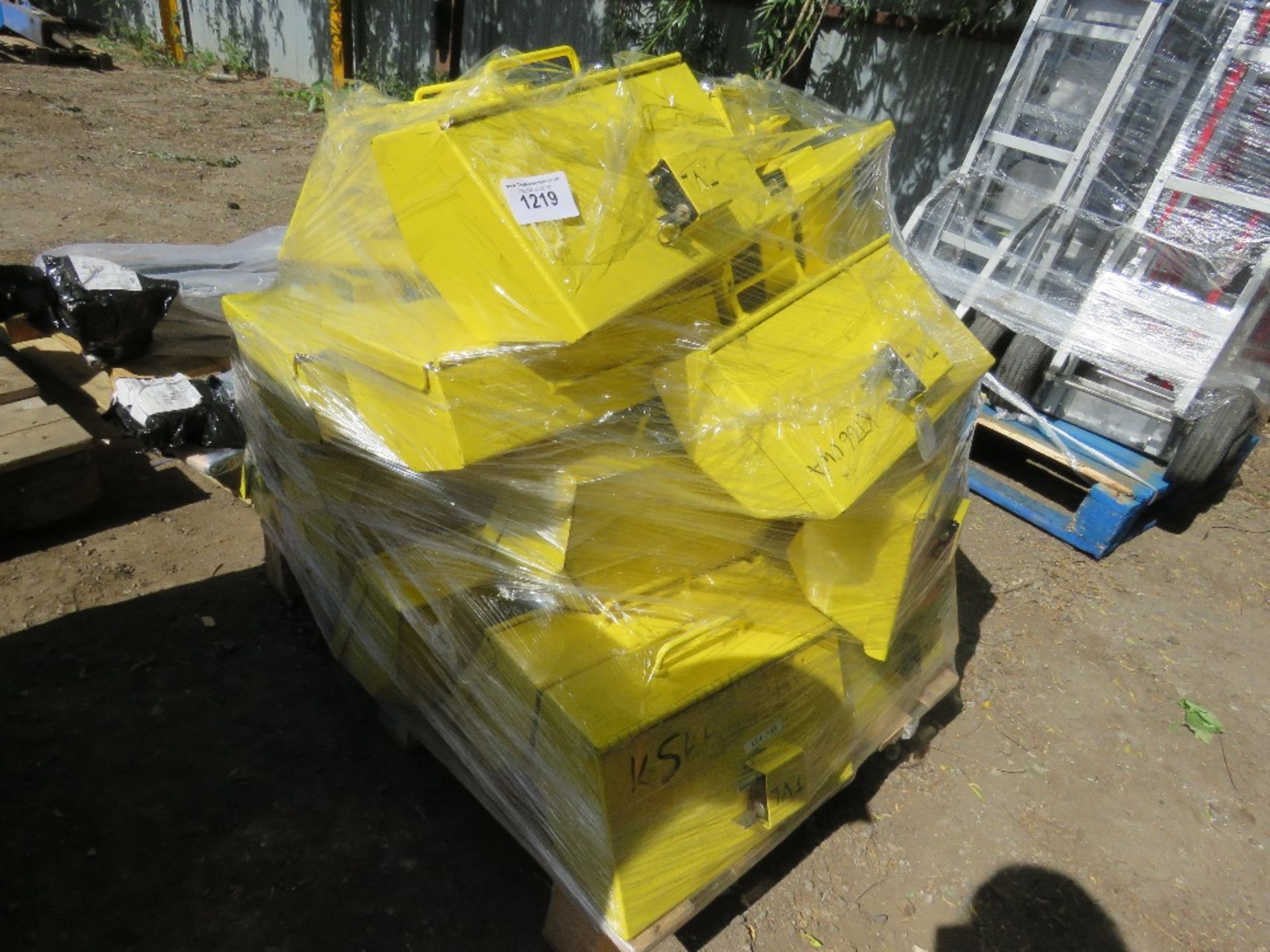 A PALLET OF VAN PEDAL LOCKS MOST HAVE KEYS AS SHOWN IN THE IMAGE