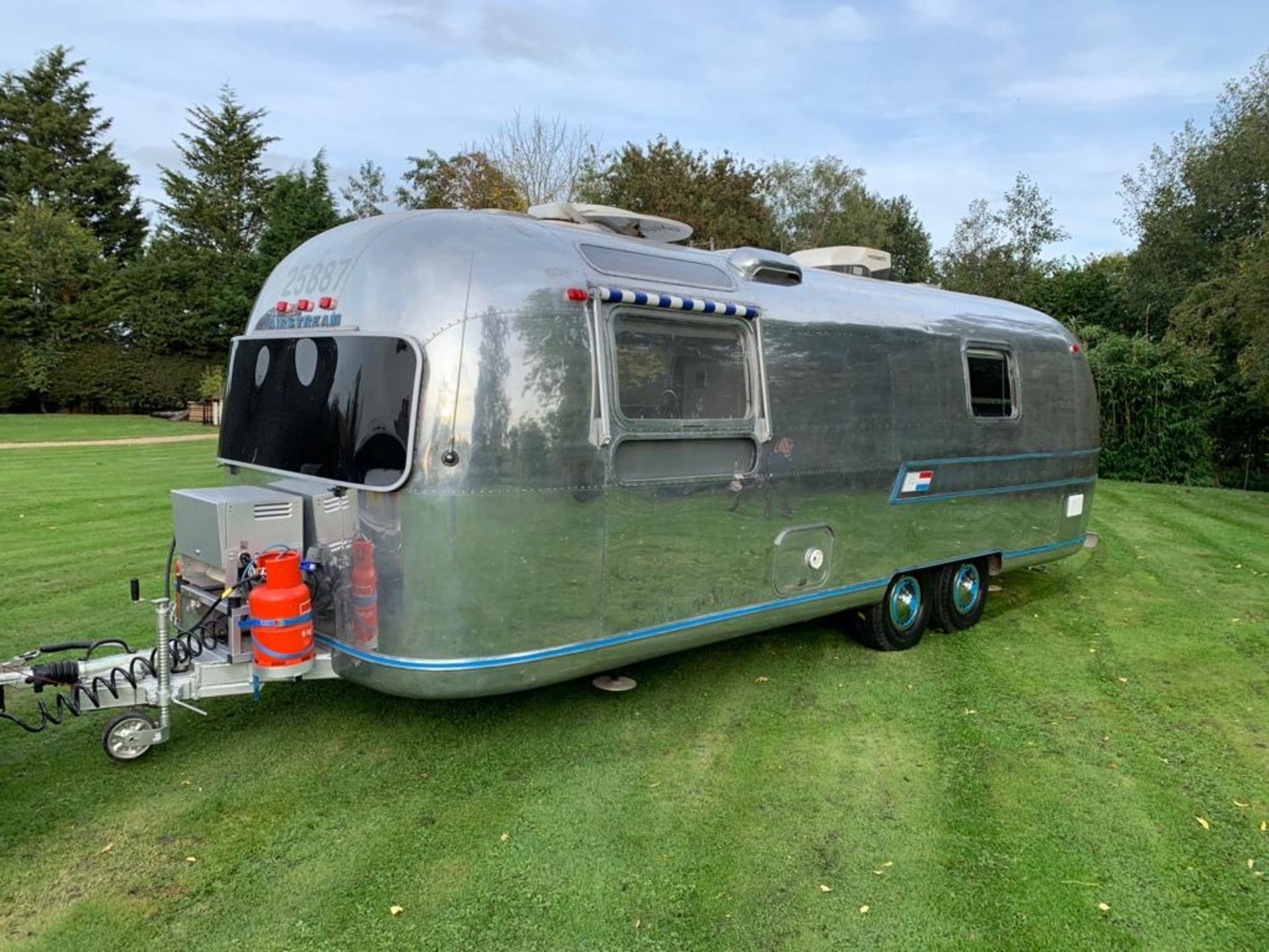 1971 Airstream Land Yacht caravan trailer - Image 5 of 10