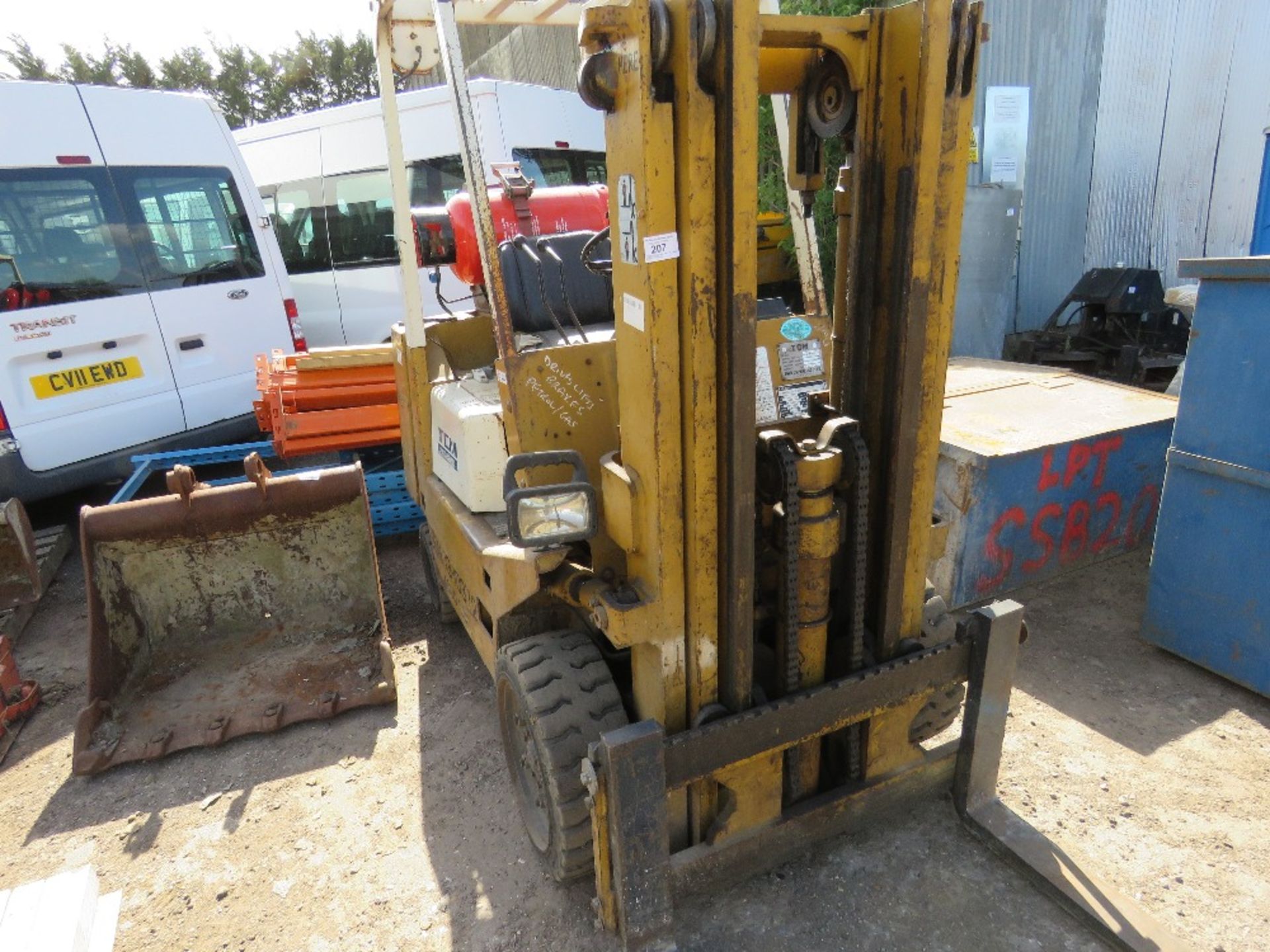 TCM FCG20G GAS AND PETROL ENGINED FORKLIFT TRUCK WITH LOW MAST. WHEN TESTED WAS SEEN TO DRIVE, STEER