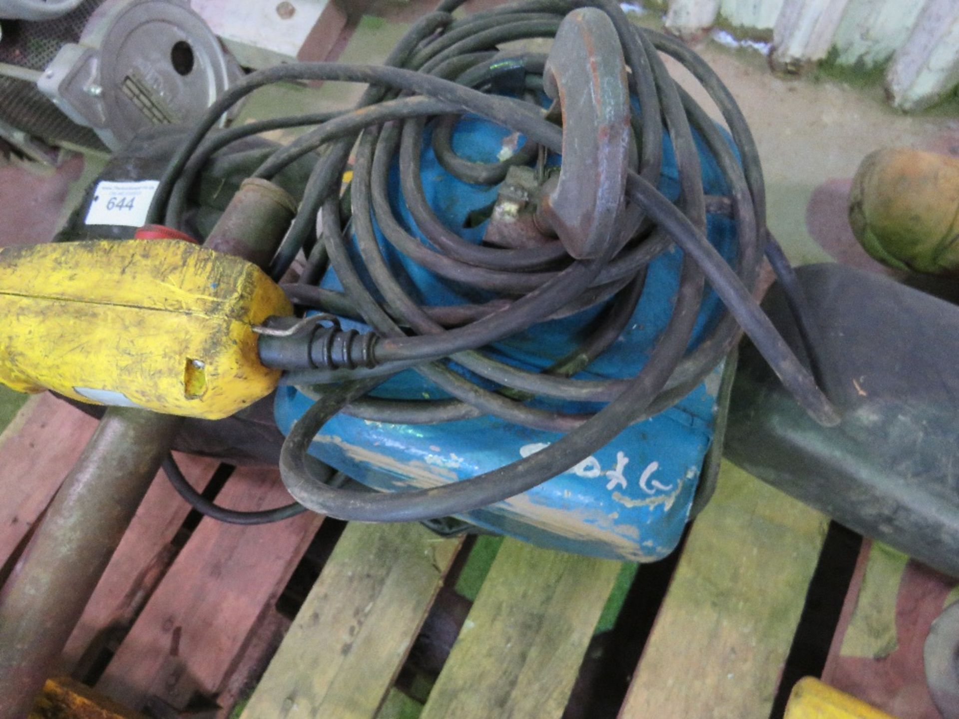 BLUE 110V 500KG RATED GANTRY HOIST, UNTESTED