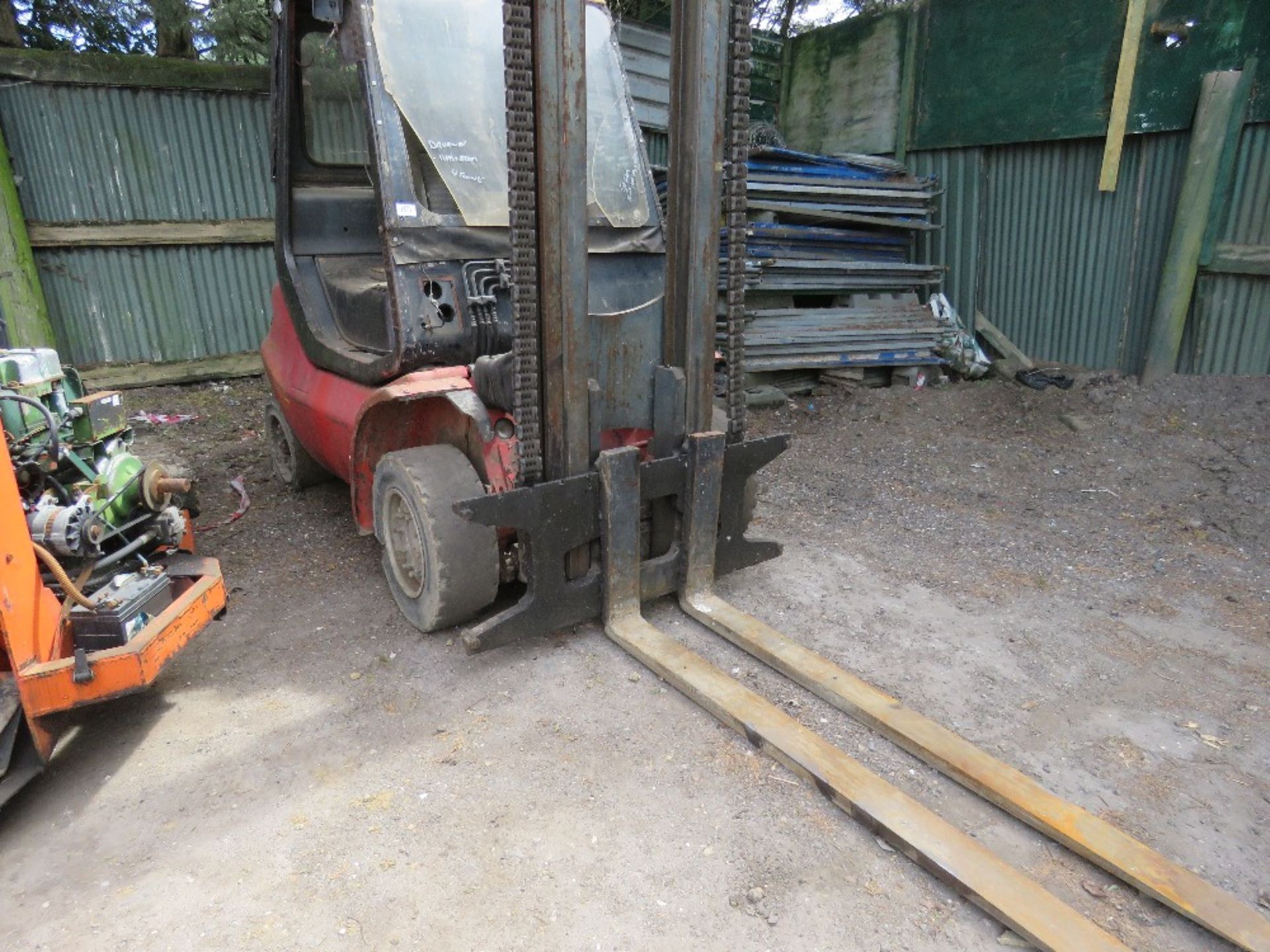 LINDE H40D YARD FORKLIFT C/W LONG TINES. WHEN TESTED WAS SEEN TO DRIVE, STEER AND LIFT