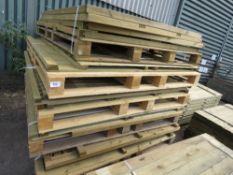 STACK OF APPROX 17NO ASSORTED FENCE PANELS