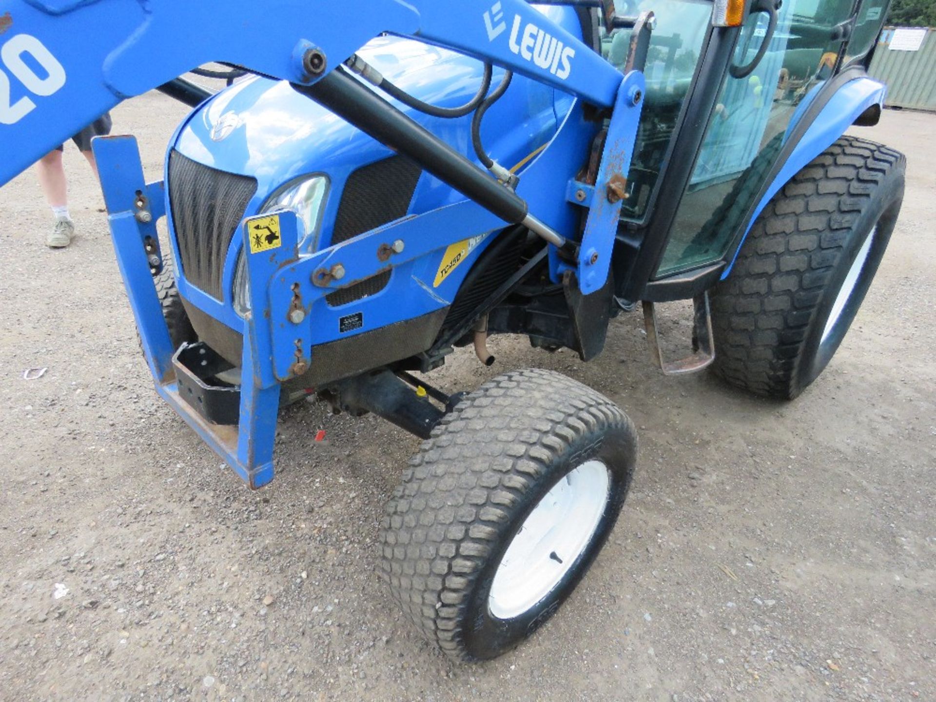 NEW HOLLAND TC45A 4WD COMPACT TRACTOR WITH LEWIS 3520 FRONT LOADER AND PALLET FORKS. REG:SP09 EWG ( - Image 7 of 13